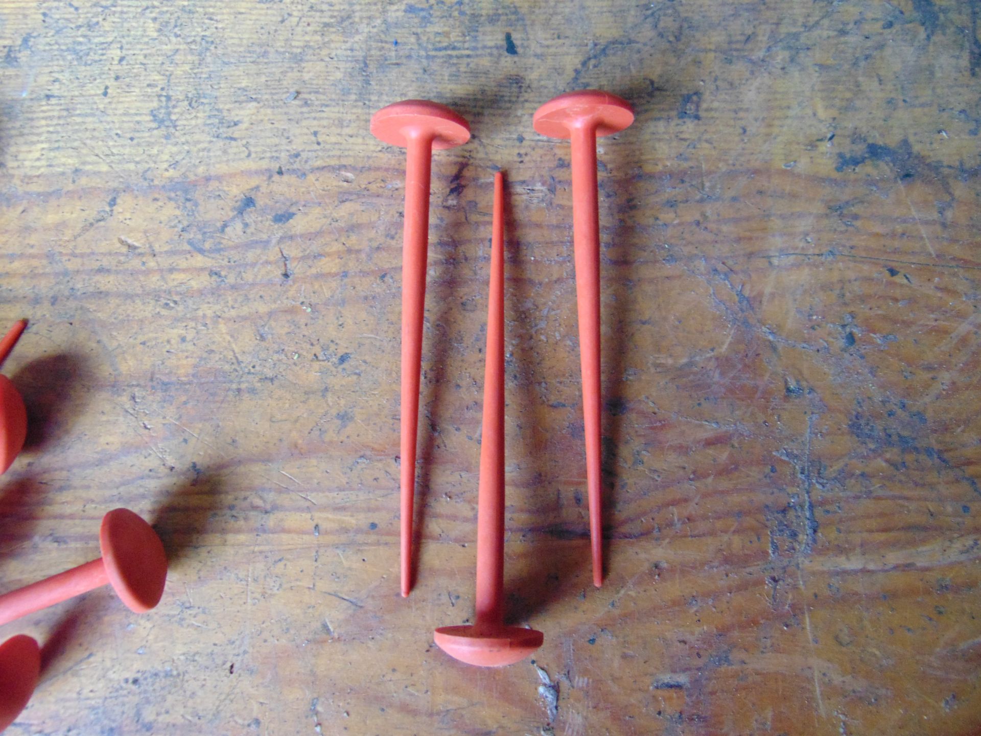 New Unissued Approx. 1000 Red Plastic Ground Marking Spikes - Image 3 of 4