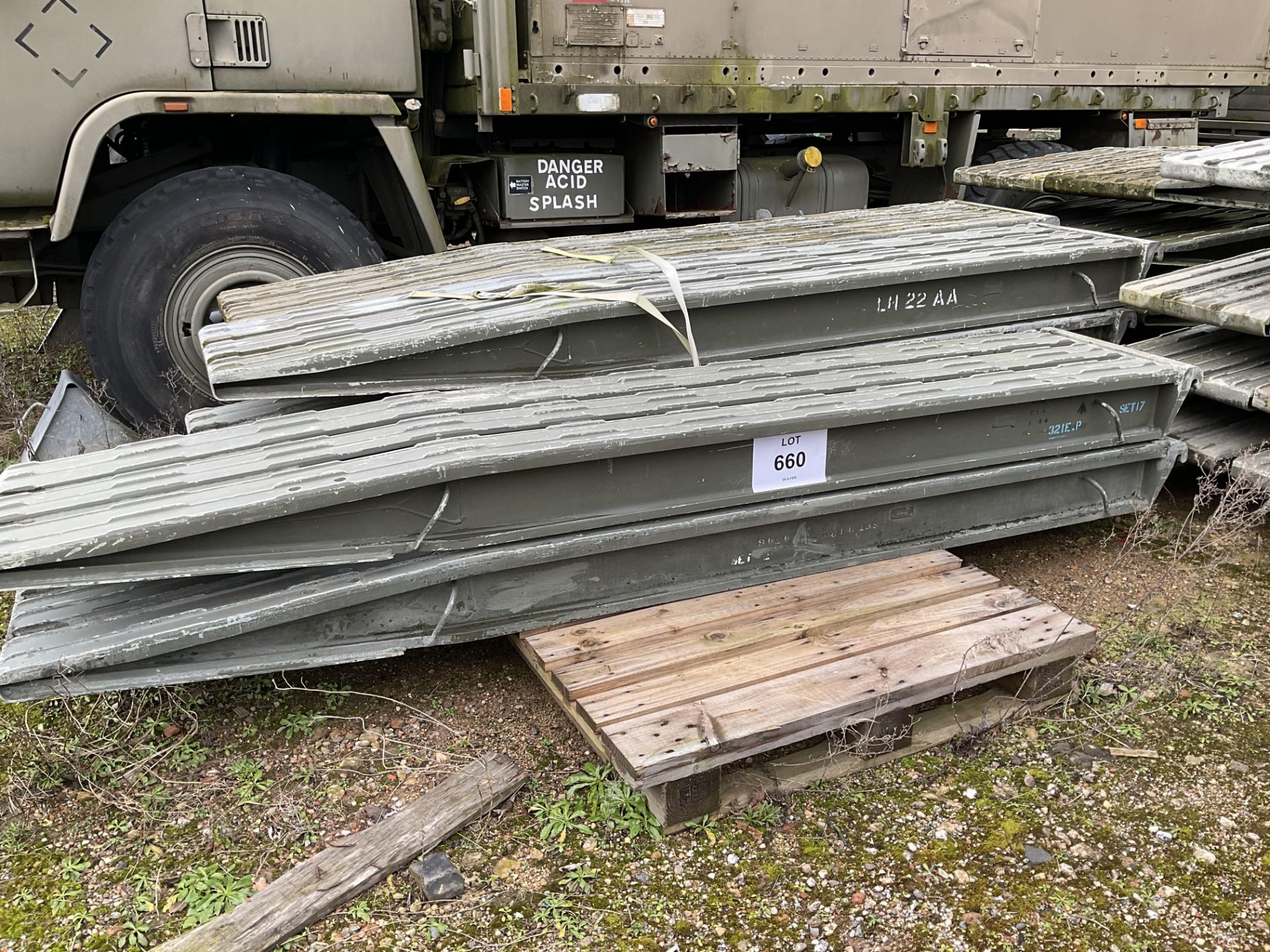 1X PAIR OF HEAVY DUTY ALUMINIUM 10 FT LOADING RAMPS DESIGNED FOR LOADING TANK/ MILITARY EQUIPMENT