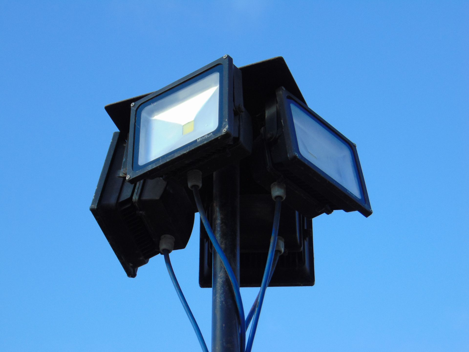 Lighting Tower w/ 4 Flood Light Units, Power Connection Cable & Switch - Image 4 of 7