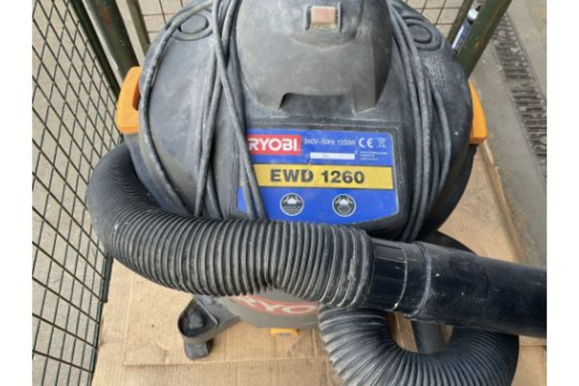 RYOBI EWD260 WET/DRY VACUUM 1200 W 240 volt C/W SUCTION HOSE - Image 2 of 3