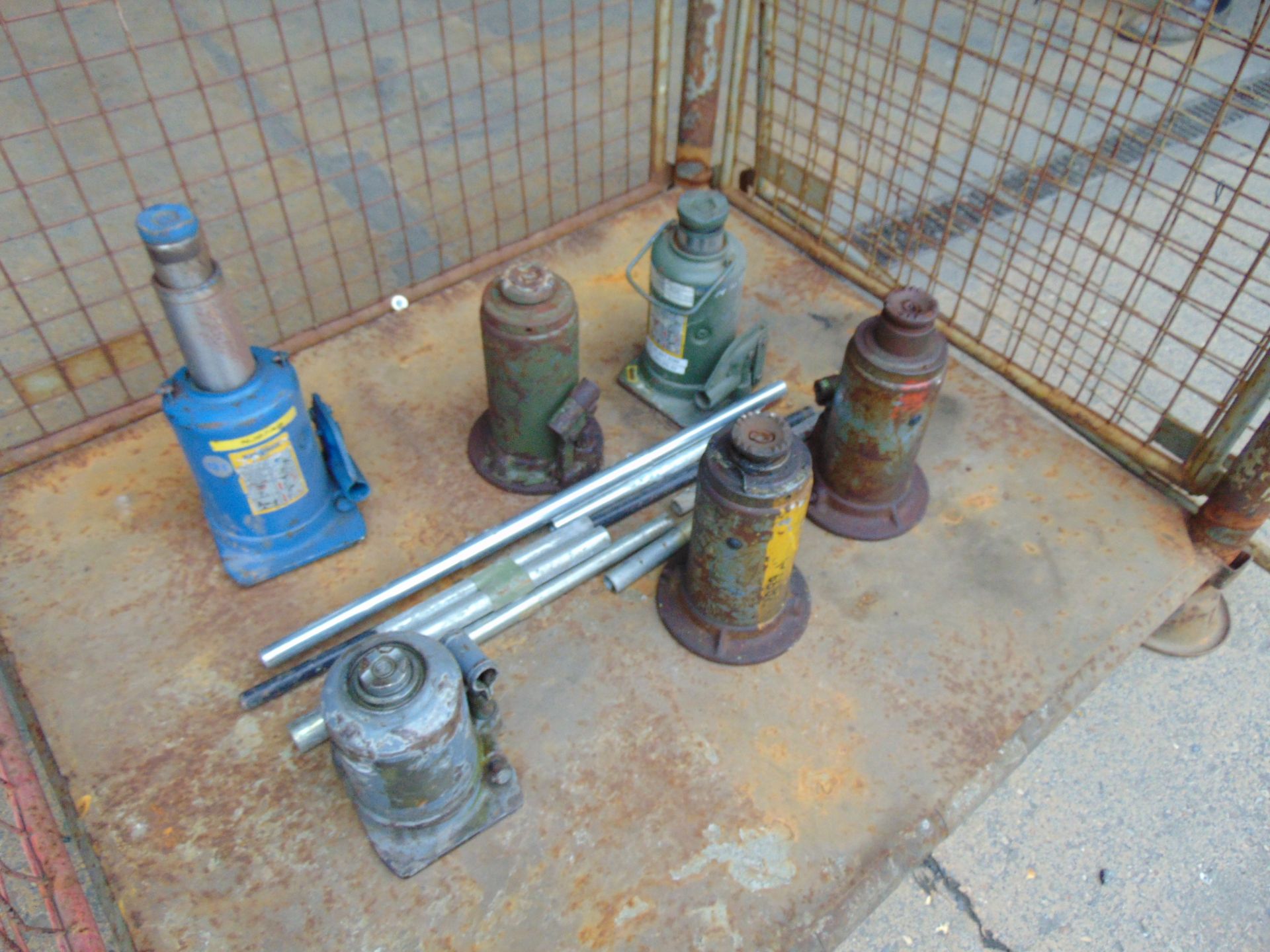 6 x 10 and 2 ton Hydraulic Jacks from MoD with Handles - Image 4 of 5