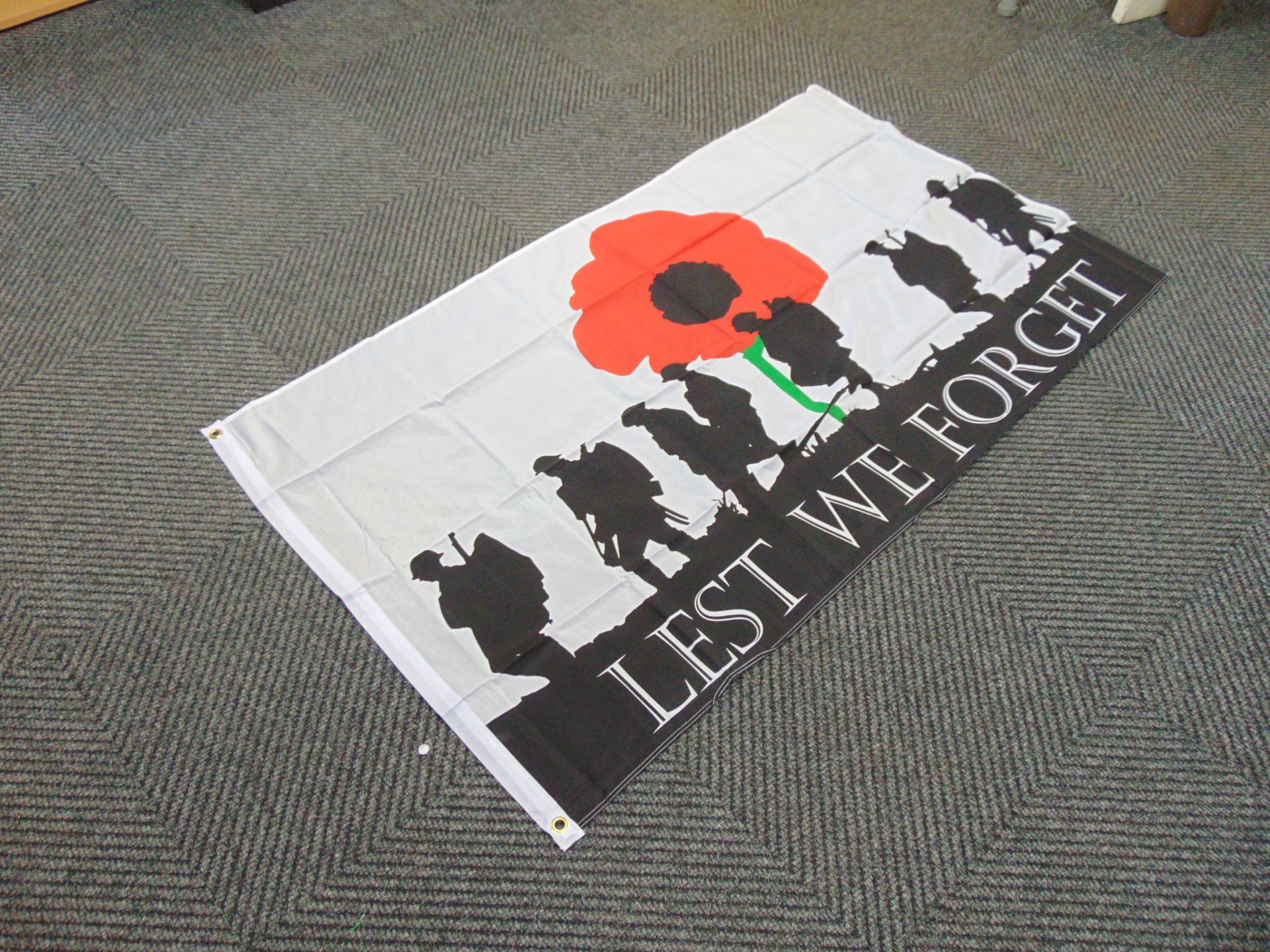 Lest We Forget (Army) Flag - 5ft x 3ft with Metal Eyelets. - Image 3 of 3
