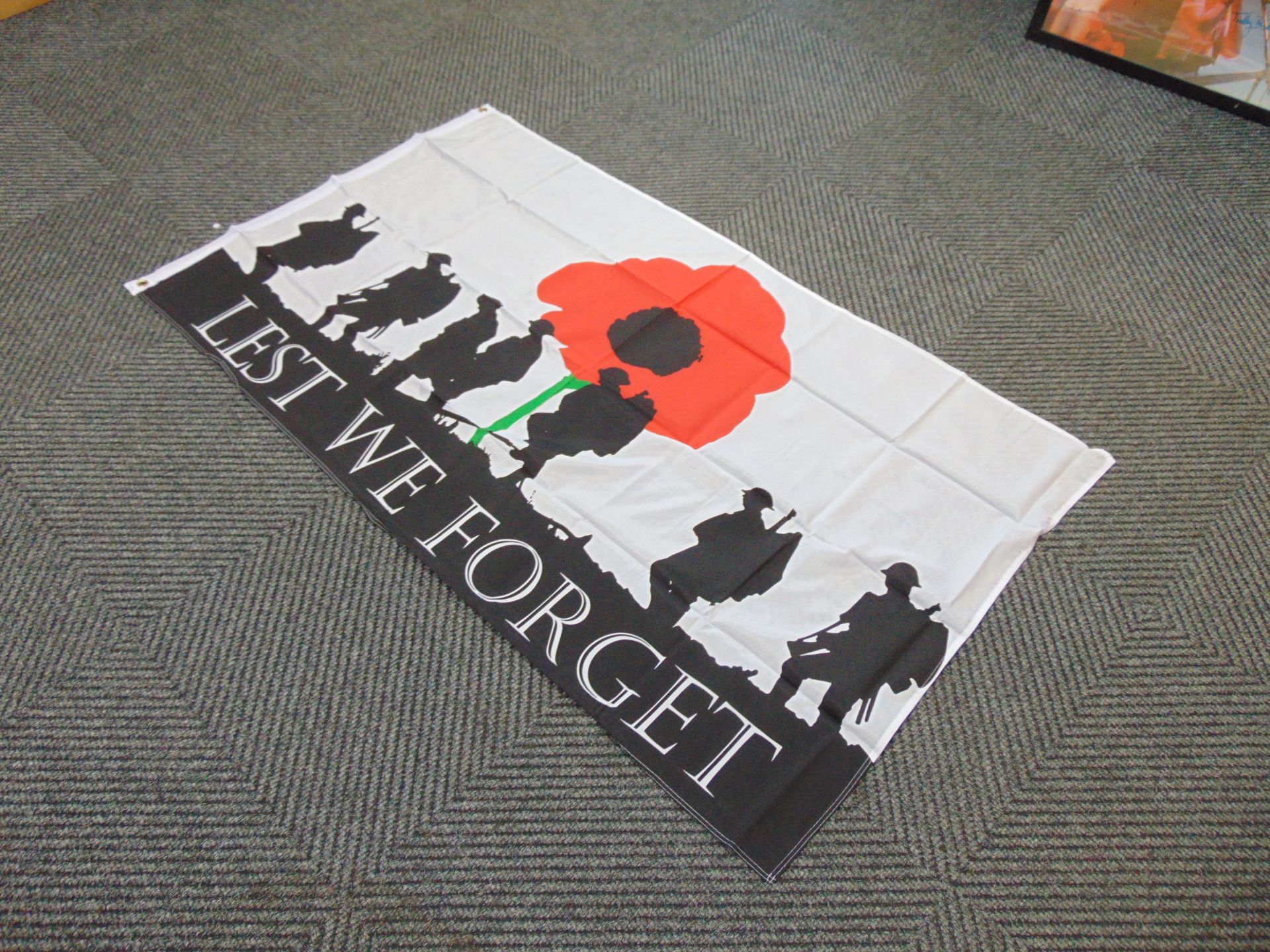 Lest We Forget (Army) Flag - 5ft x 3ft with Metal Eyelets. - Image 2 of 3