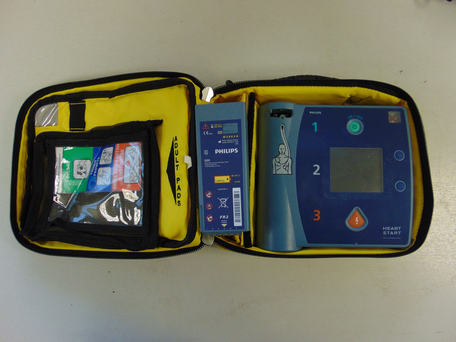 Heartstart FR2+ Semi-Automatic Defibrillator Unit in Carry Case - Bild 3 aus 5