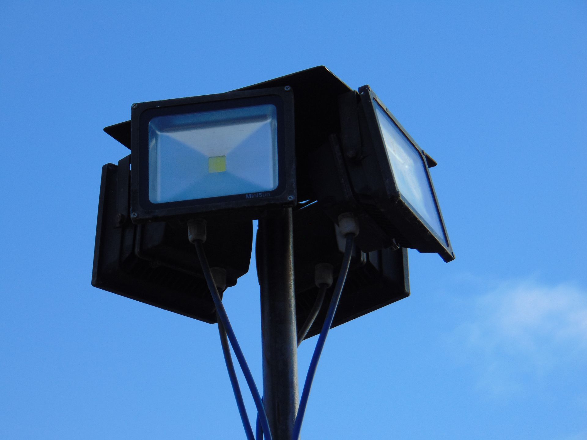 Lighting Tower w/ 4 Flood Light Units, Power Connection Cable & Switch - Image 3 of 7