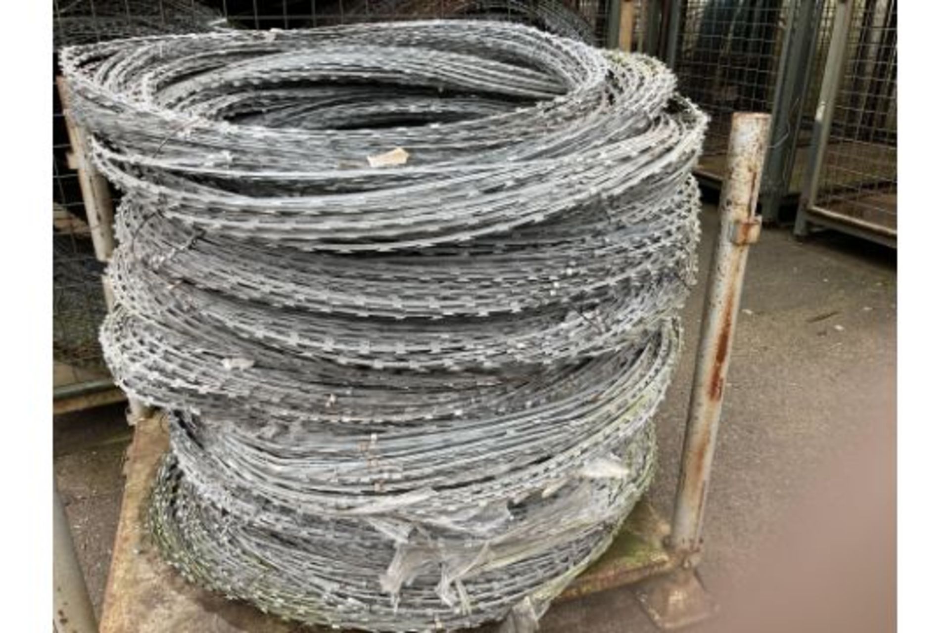 MOD stock 20 + bundles of galvanised razor wire. 1m concertina coils stretches to approx. 40 m - Bild 3 aus 3