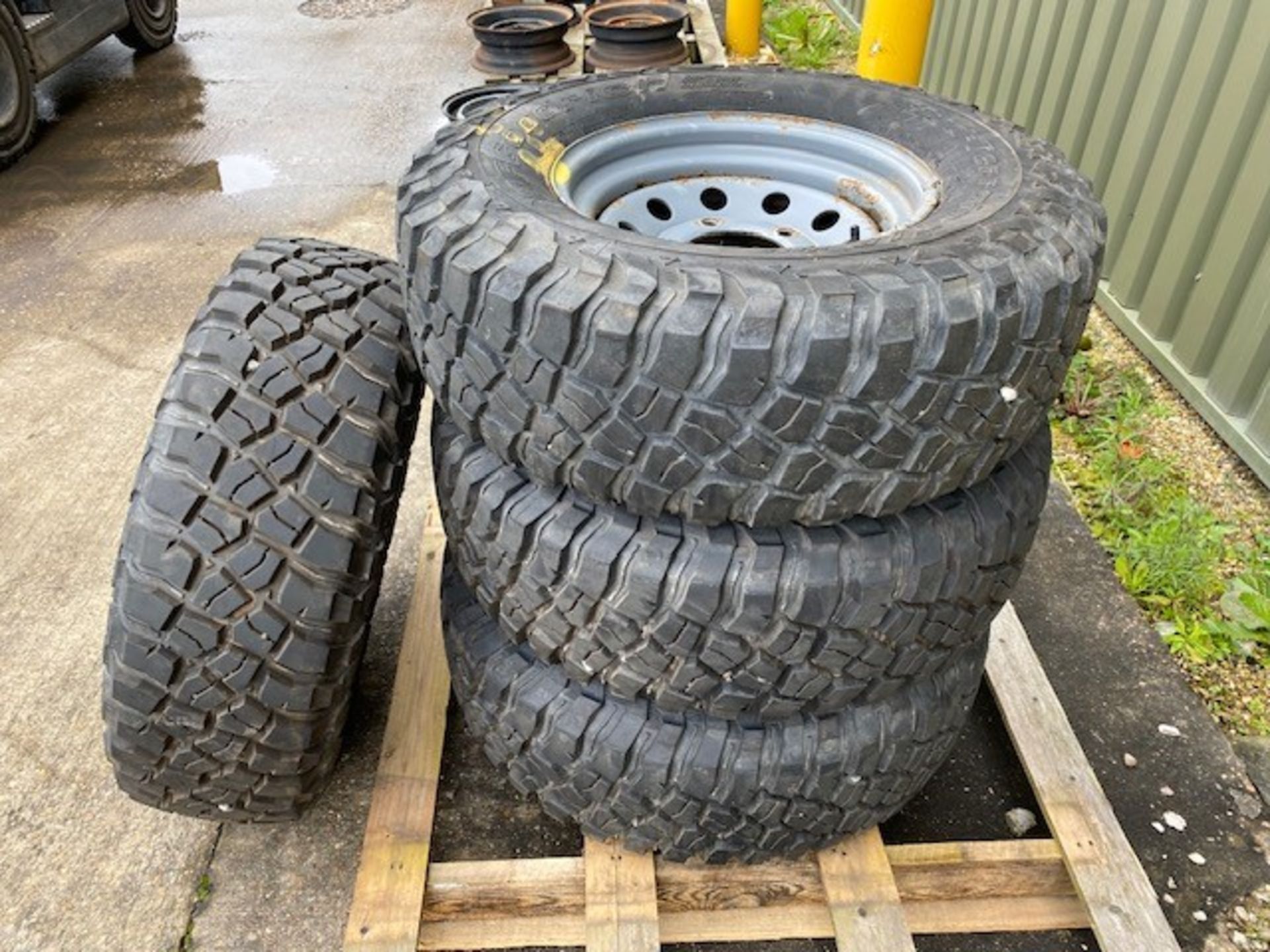 BF Goodrich 265/75R16 wheels and tyres x 4 - Image 3 of 11