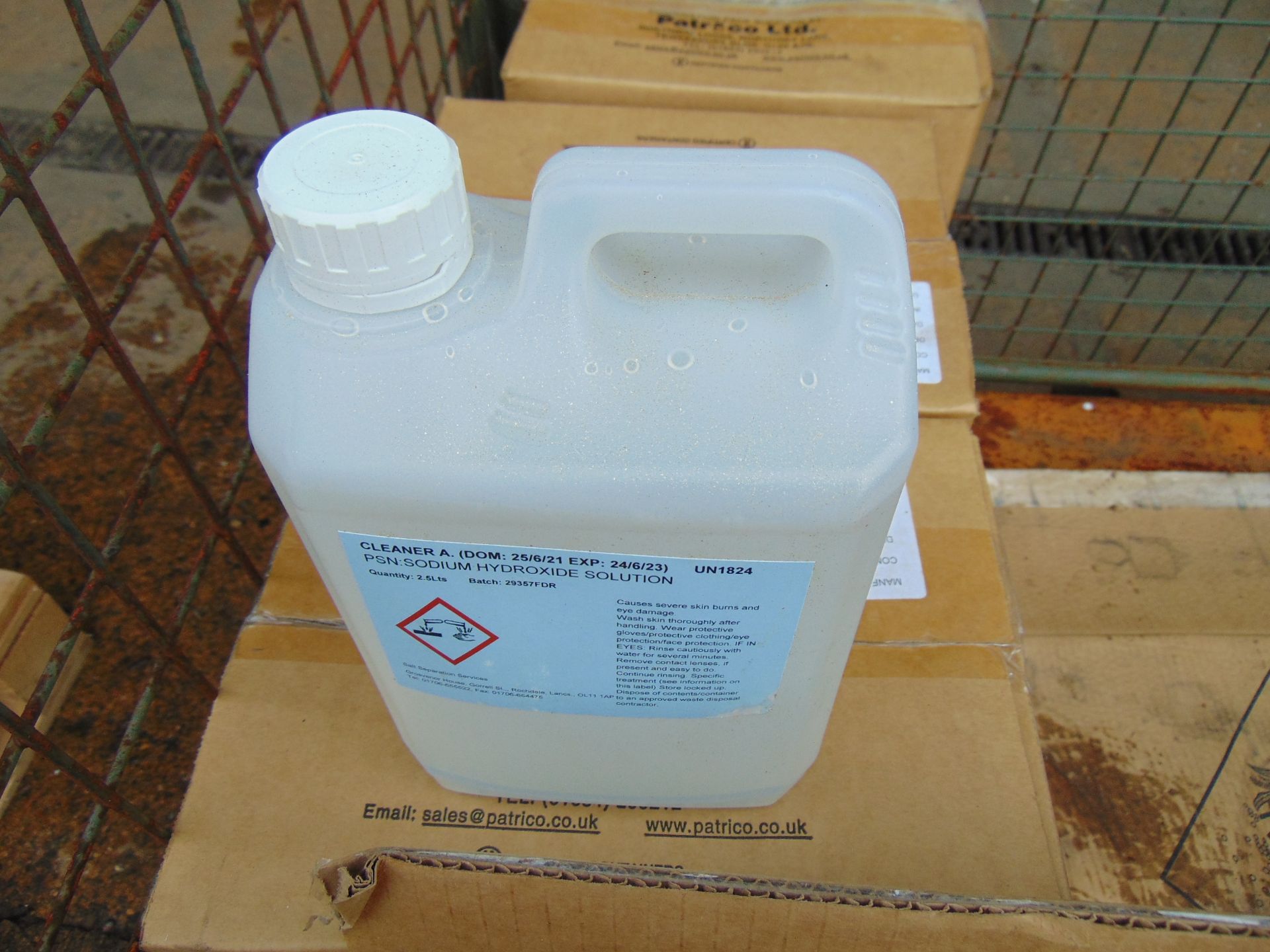 32 x 2.5 Litre Cans of alkali caustic heavy duty degreaser cleaner, New Unissued MoD Reserve Stocks - Image 2 of 4