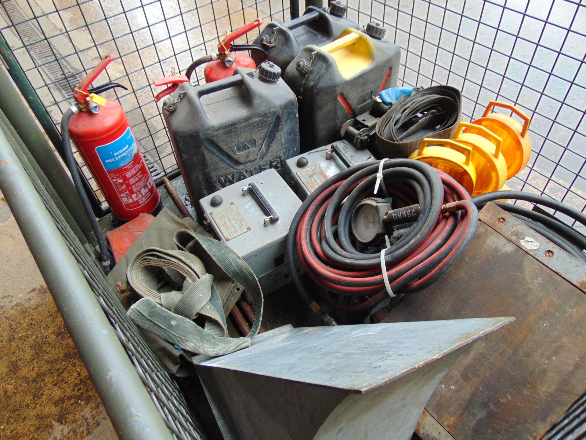 1 x Stillage Air Lines Wheel Chocks, Jerry Cans, Cooking Vessels, Ratchet Straps, Fire Extinguisher - Image 5 of 6