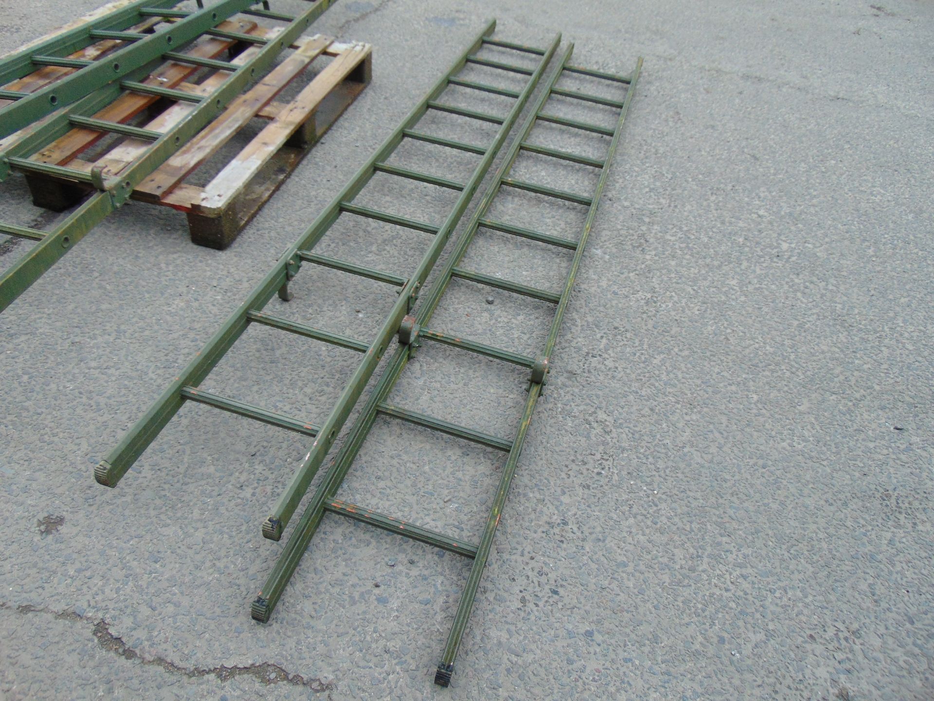 2 x 9ft Vehicle Access Ladder Aluminium - Image 3 of 3