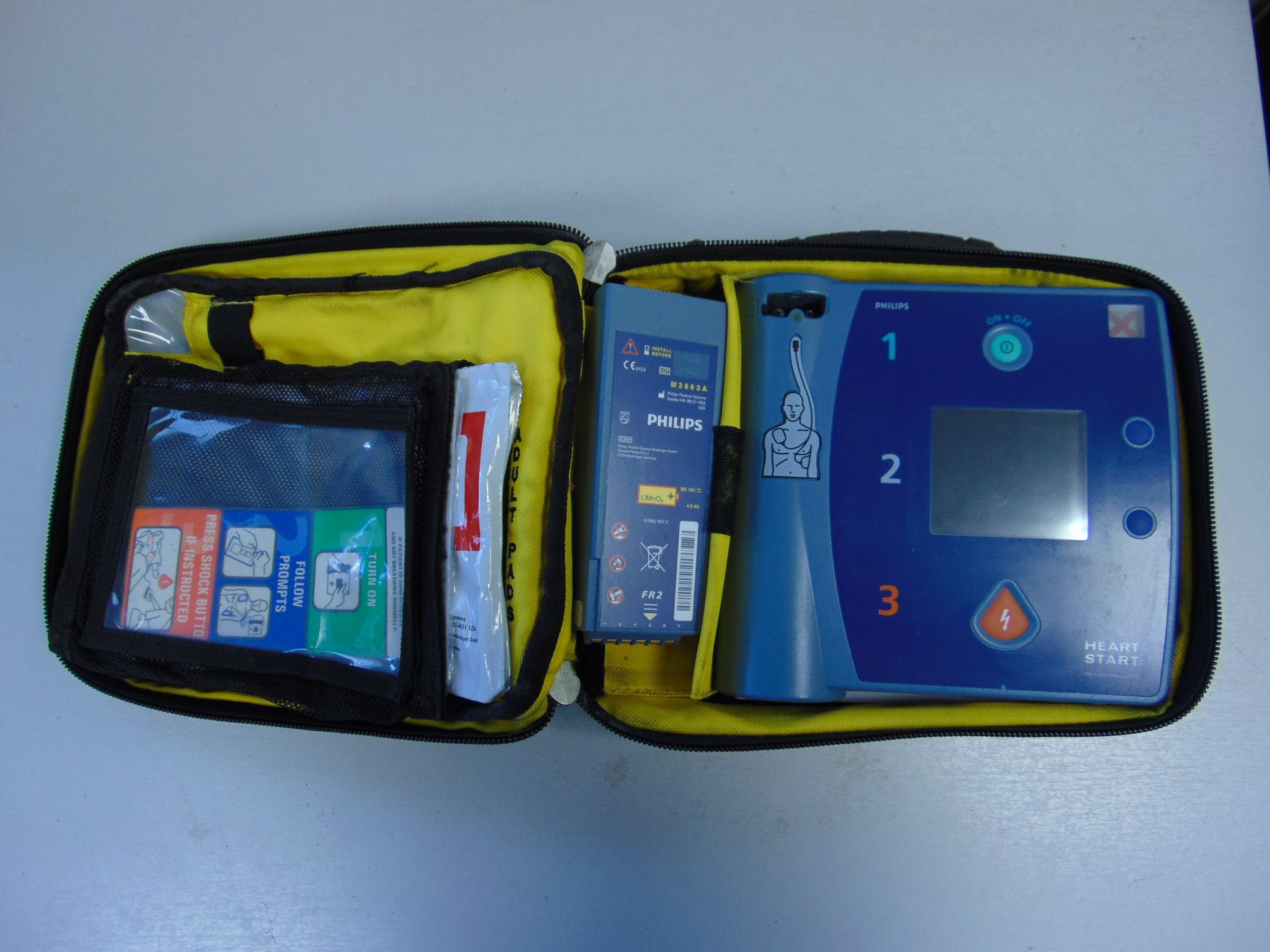 Heartstart FR2+ Semi-Automatic Defibrillator Unit in Carry Case - Bild 3 aus 3