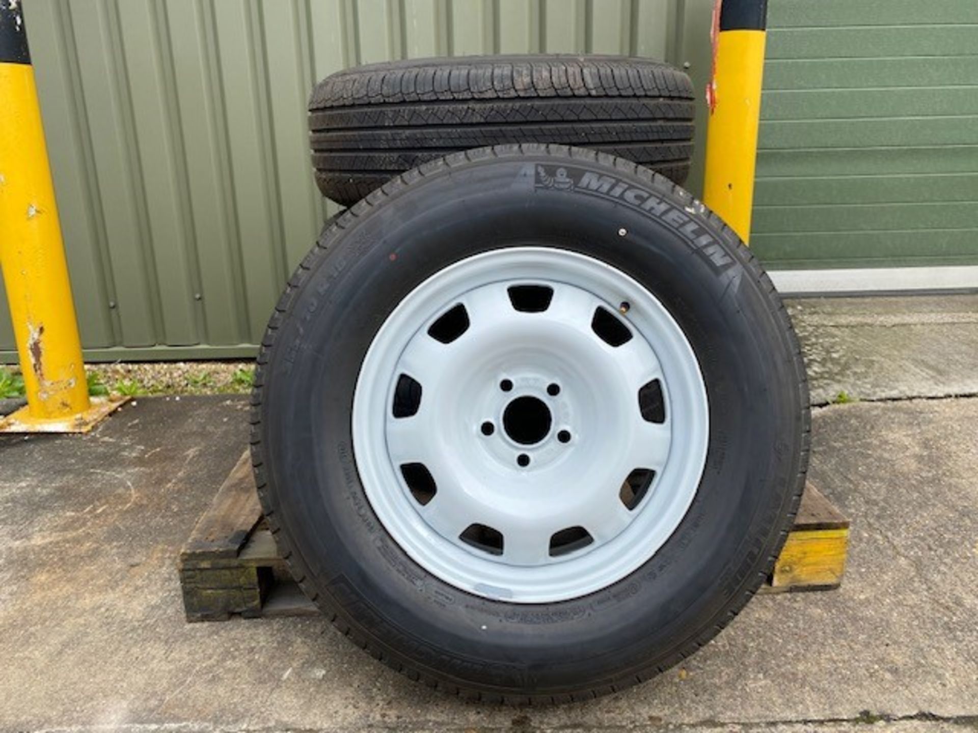 Land Rover Wheels & Tyres - Image 2 of 13
