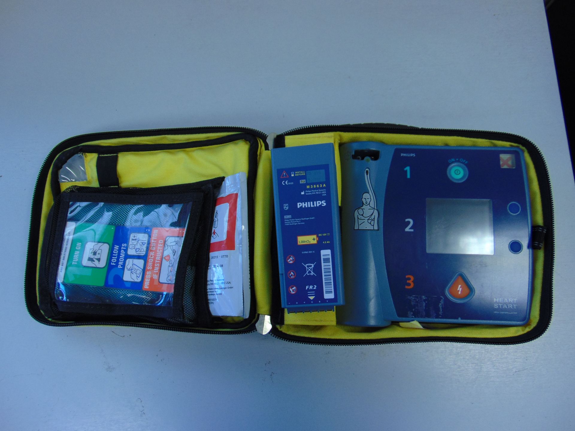 Heartstart FR2+ Semi-Automatic Defibrillator Unit in Carry Case - Bild 3 aus 3