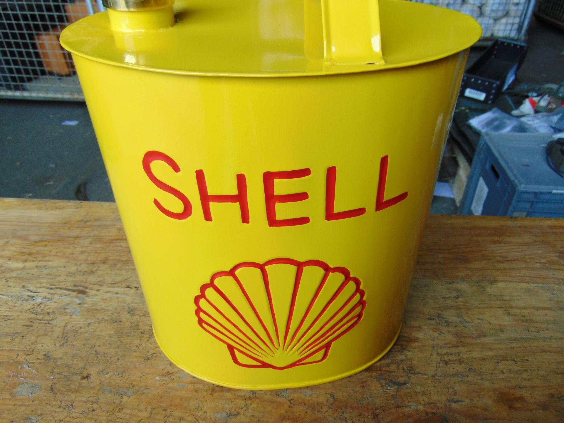 New Unused Large Shell 2 Gall Oval Fuel/Oil Can c/w Brass Cap - Bild 2 aus 6