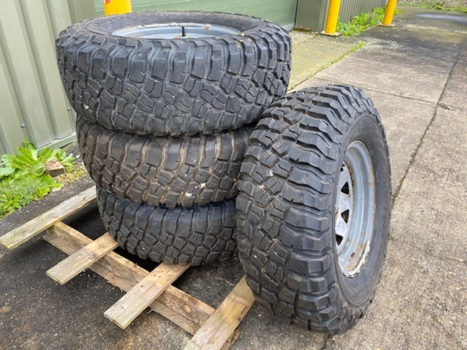 BF Goodrich 265/75R16 wheels and tyres x 4