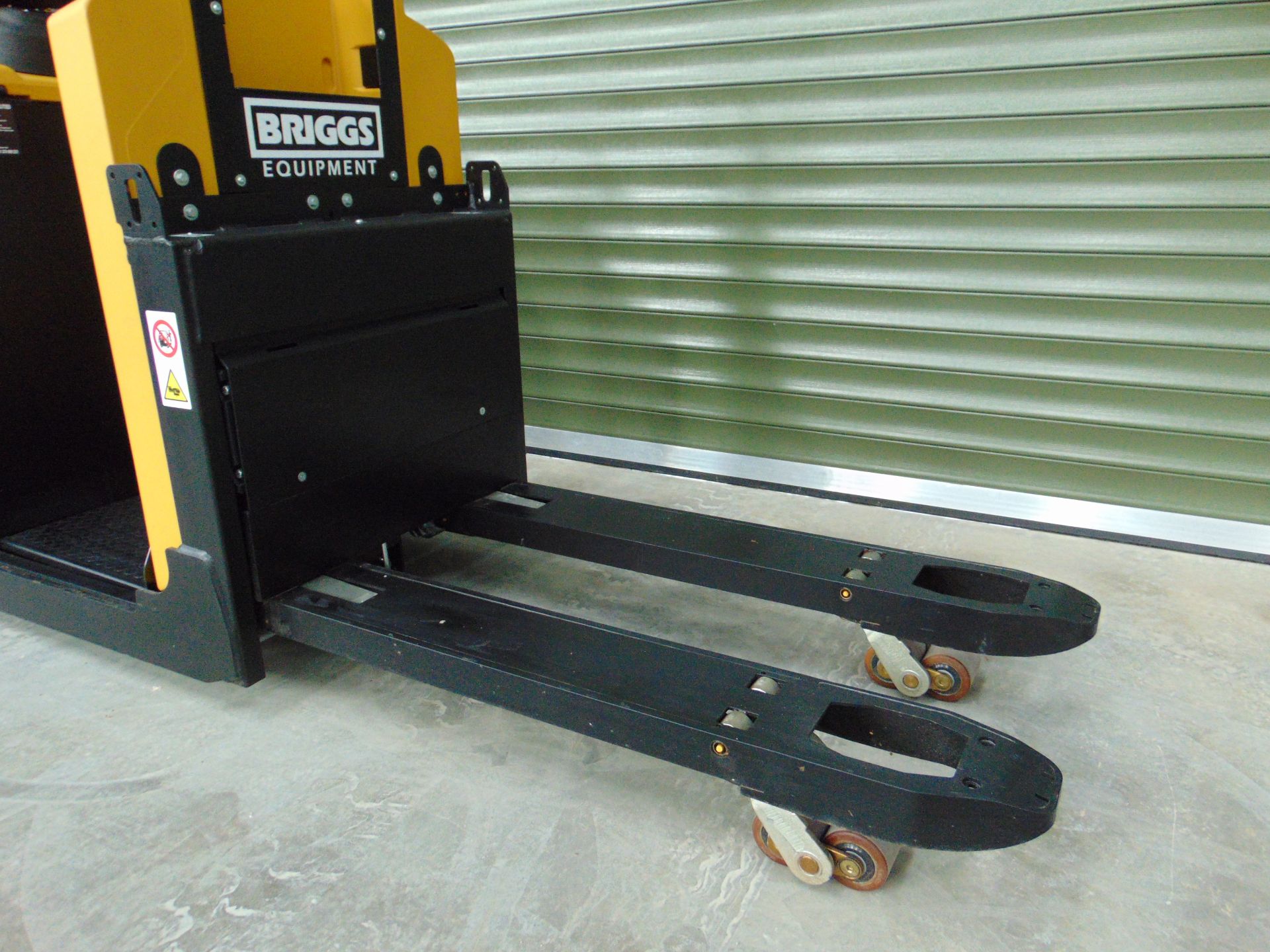 New Unused 2022 Yale MO20 2000Kg Electric Pallet Truck w/ Battery Charger Unit - Image 8 of 20