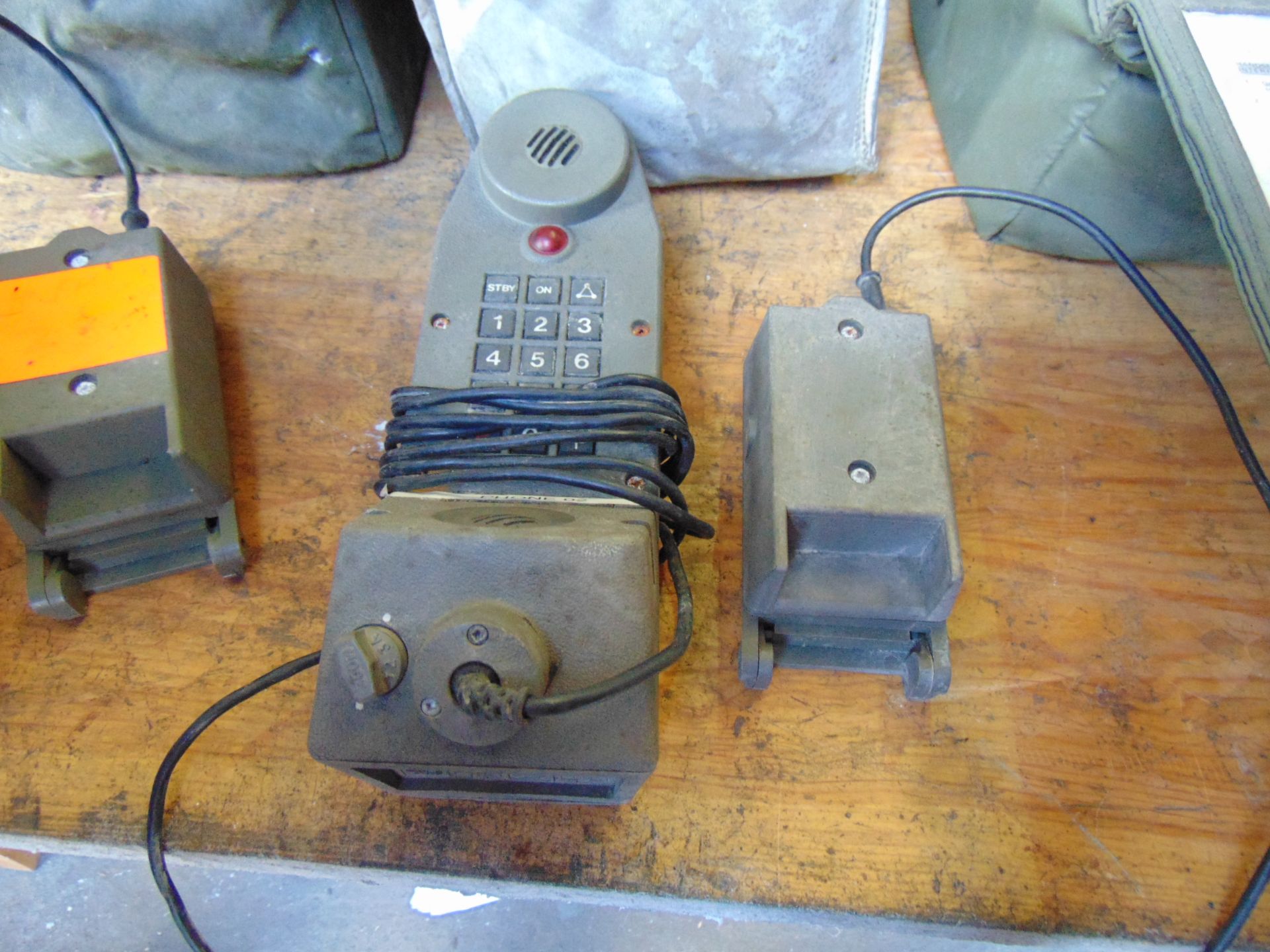 You are bidding on 3 x Matel 2C800 Field Telephones. - Bild 3 aus 5