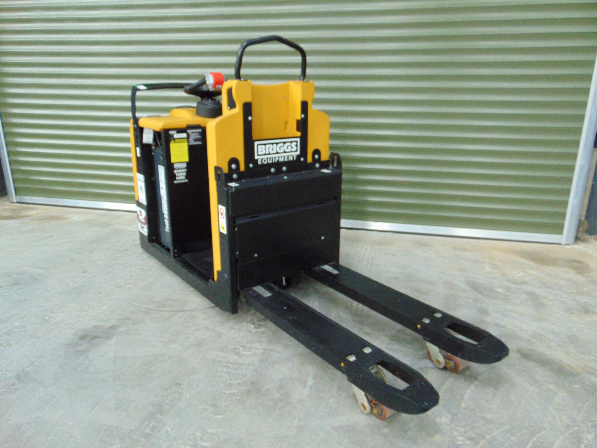 New Unused 2022 Yale MO20 2000Kg Electric Pallet Truck w/ Battery Charger Unit - Image 5 of 20