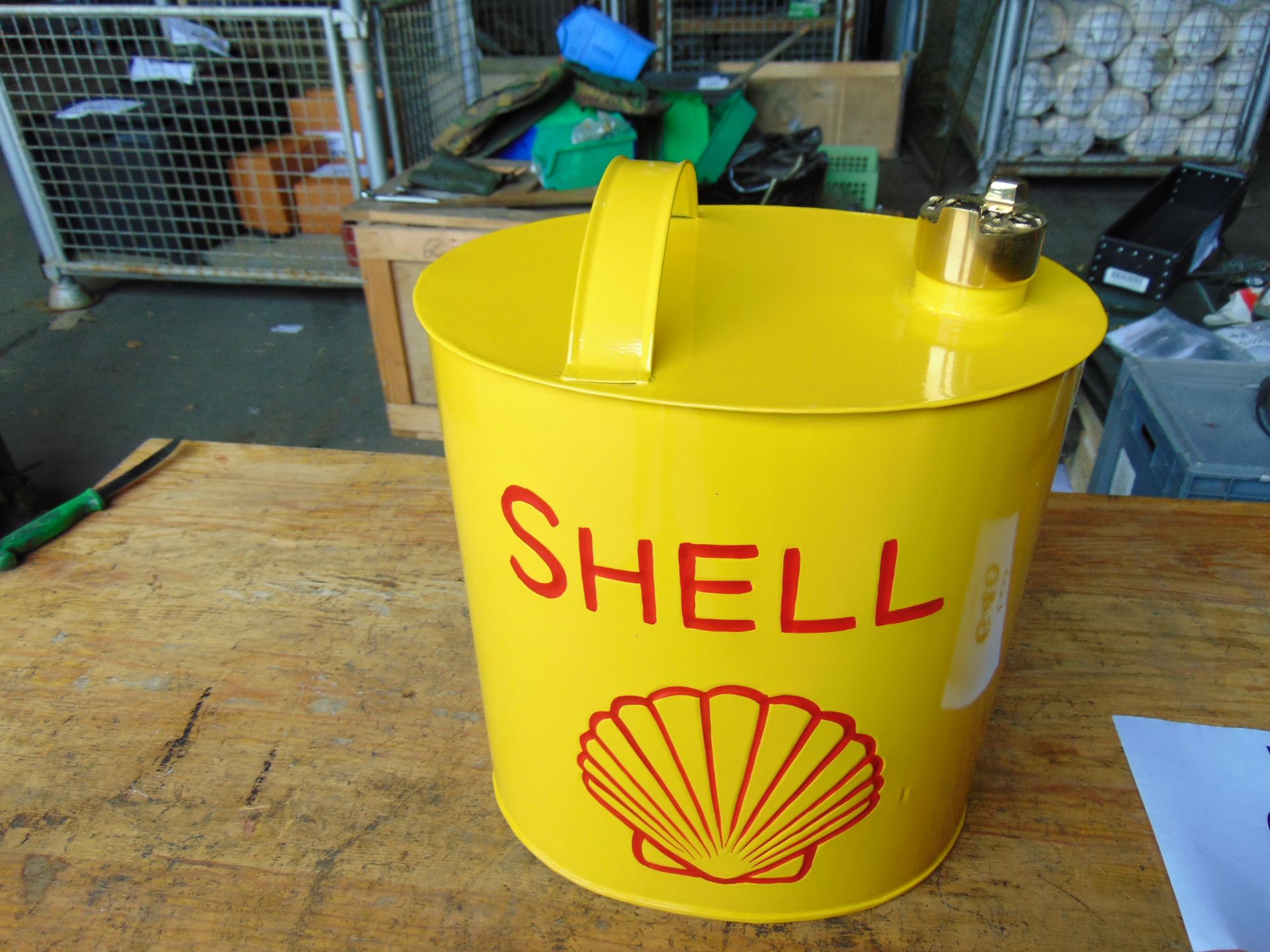 New Unused Large Shell 2 Gall Oval Fuel/Oil Can c/w Brass Cap - Bild 3 aus 6