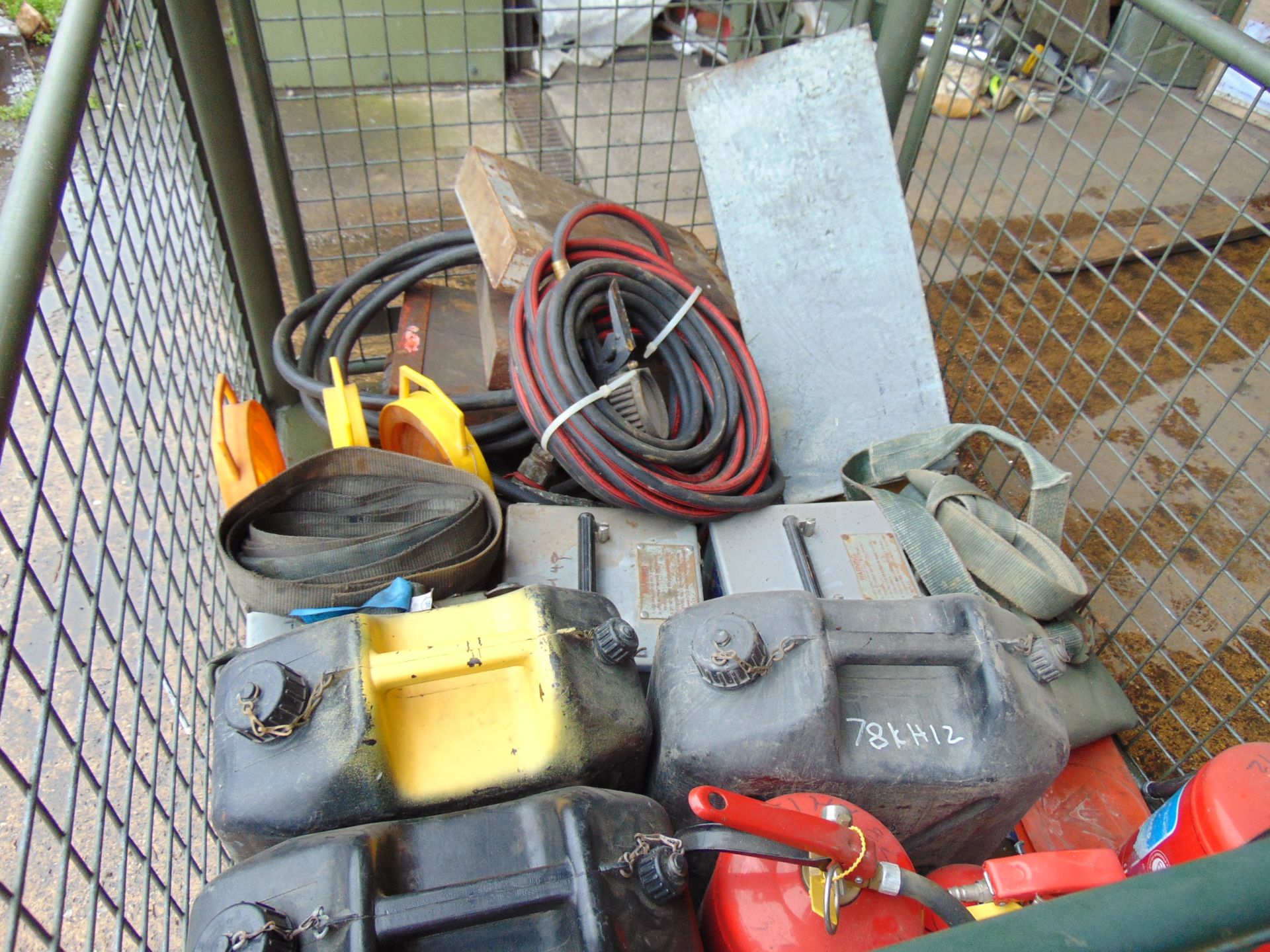 1 x Stillage Air Lines Wheel Chocks, Jerry Cans, Cooking Vessels, Ratchet Straps, Fire Extinguisher - Image 4 of 6