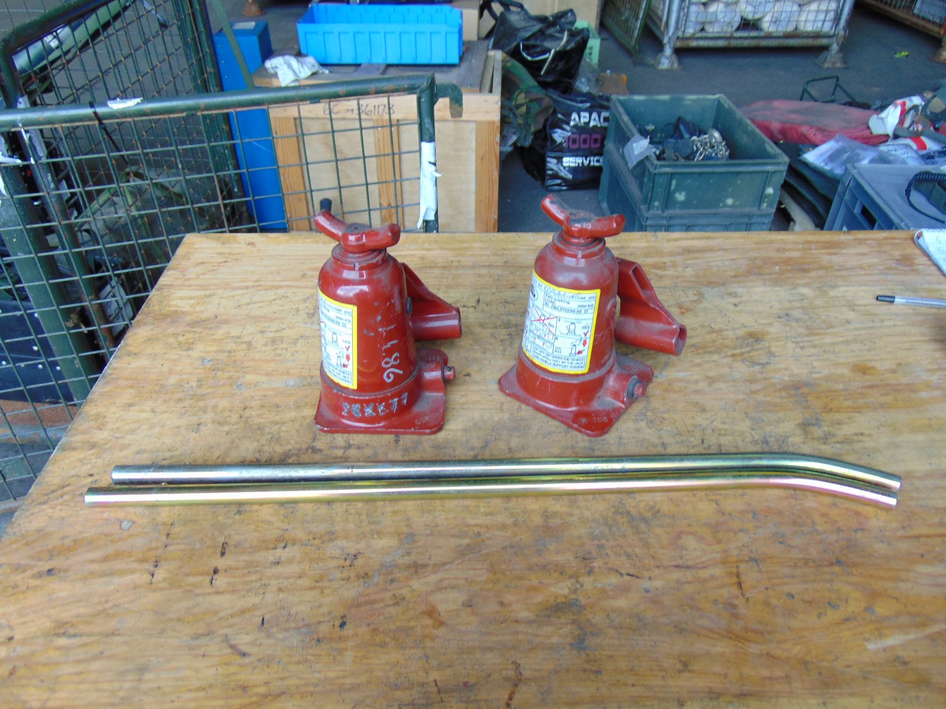 2 x Genuine Hydraulic 2 ton Land Rover Jacks - Image 5 of 6