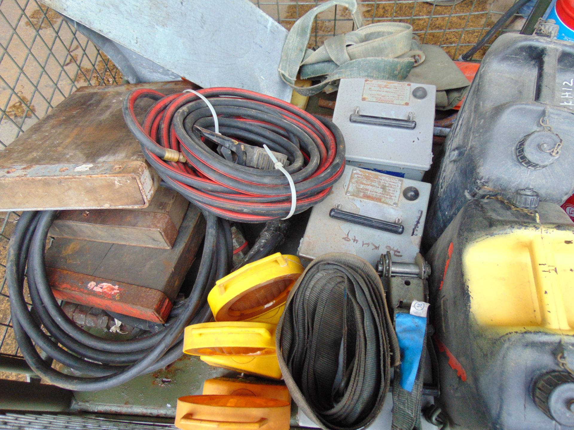 1 x Stillage Air Lines Wheel Chocks, Jerry Cans, Cooking Vessels, Ratchet Straps, Fire Extinguisher - Image 3 of 6