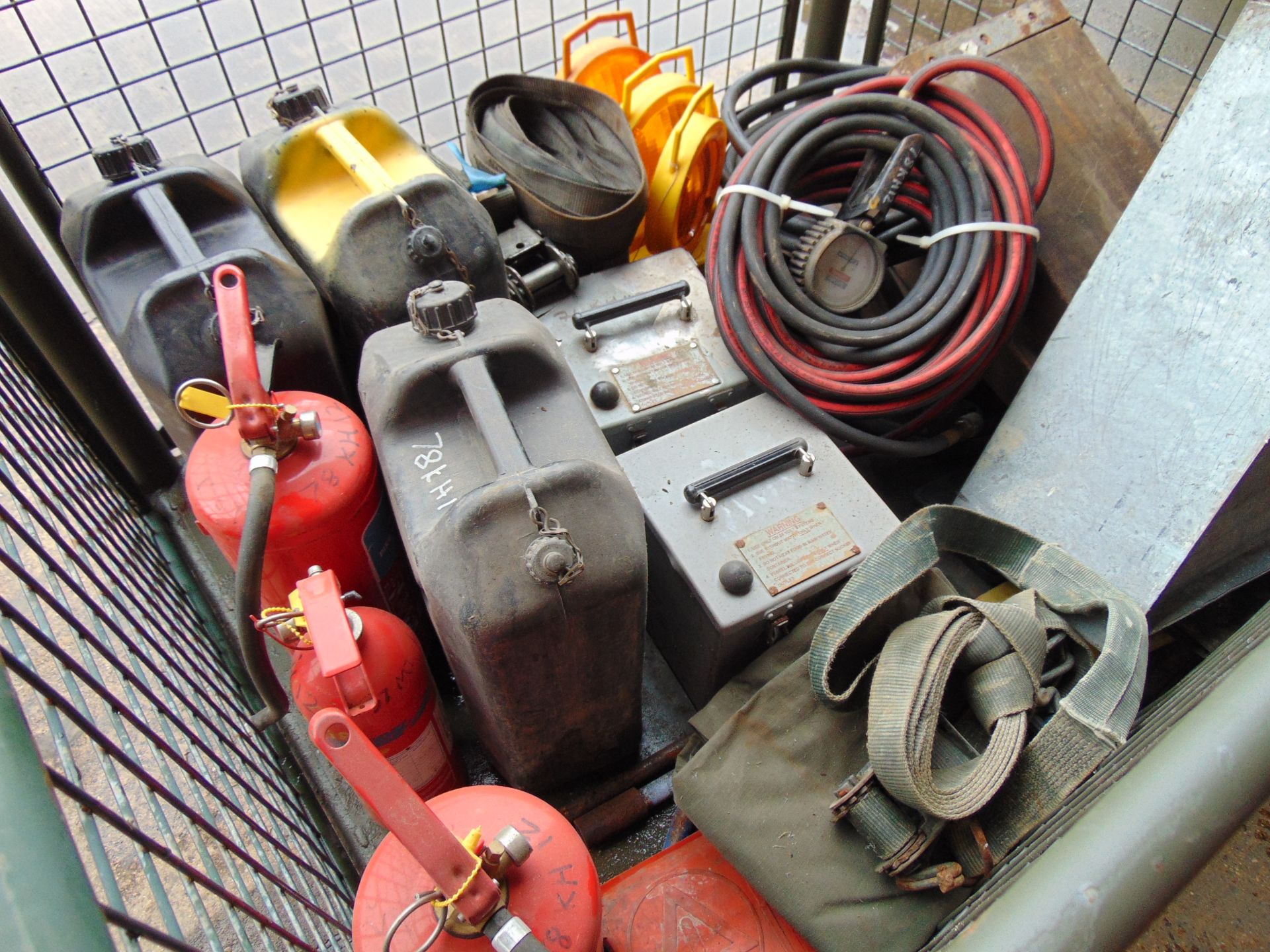 1 x Stillage Air Lines Wheel Chocks, Jerry Cans, Cooking Vessels, Ratchet Straps, Fire Extinguisher - Image 2 of 6