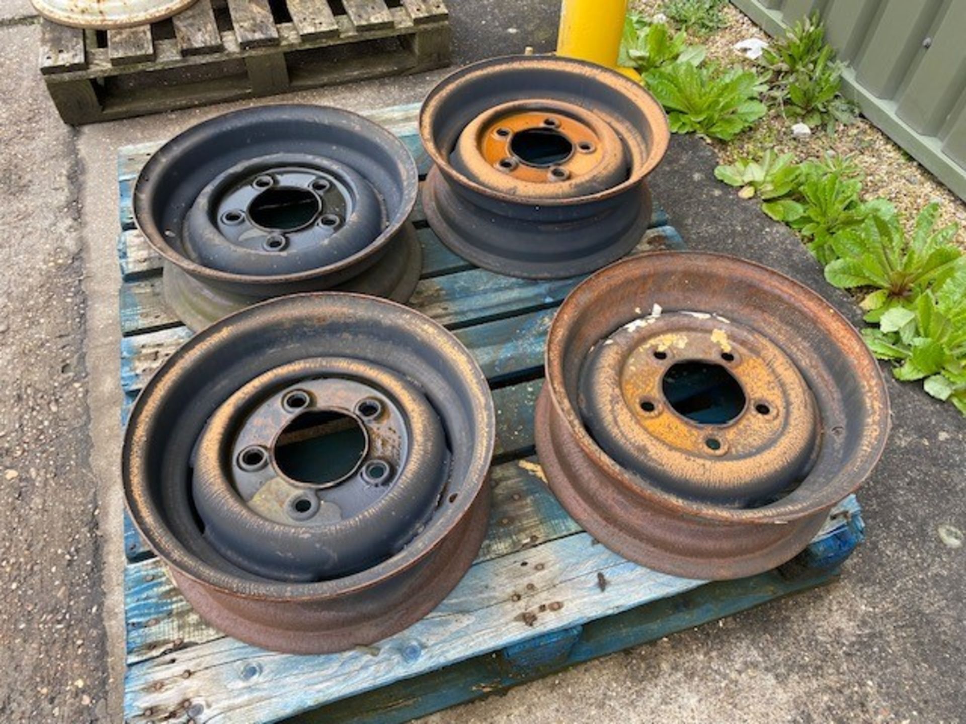 16 inch Land Rover rims x 4 - Image 2 of 6