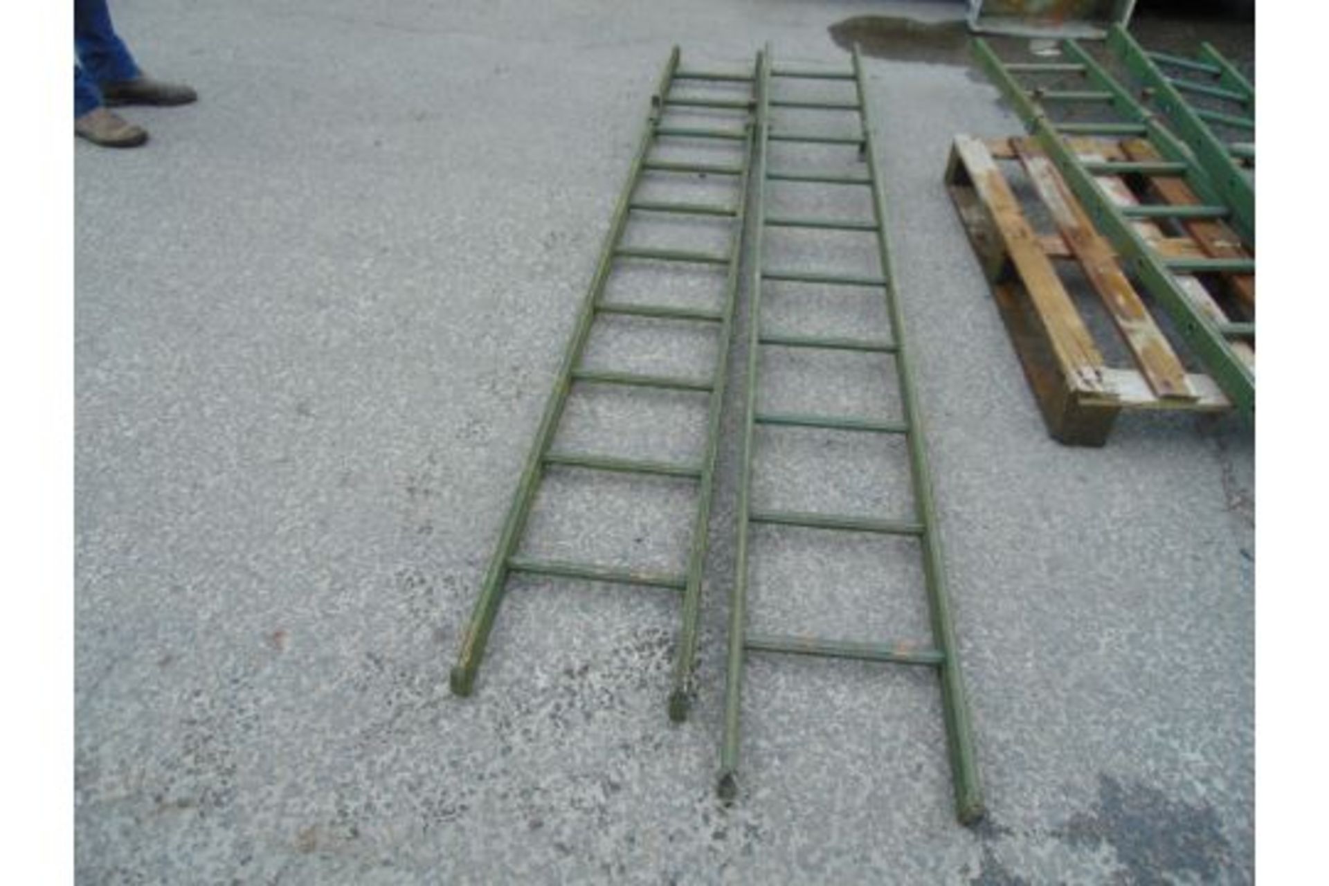 2 x 9ft Vehicle Access Ladder Aluminium - Image 2 of 3