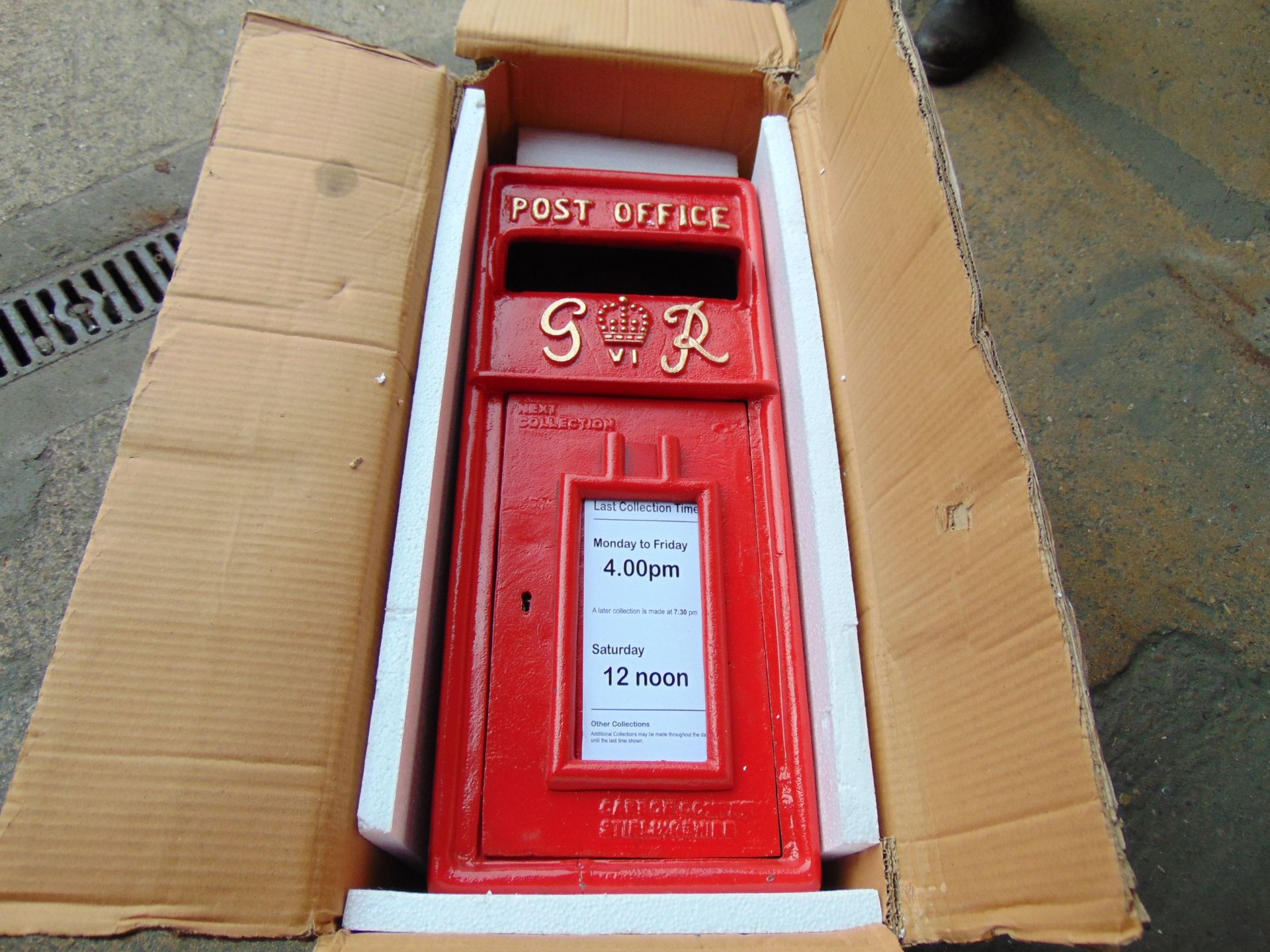 Cast Iron GR Royal Mail Red Post Box c/w Keys and Delivery Panels - Image 6 of 10