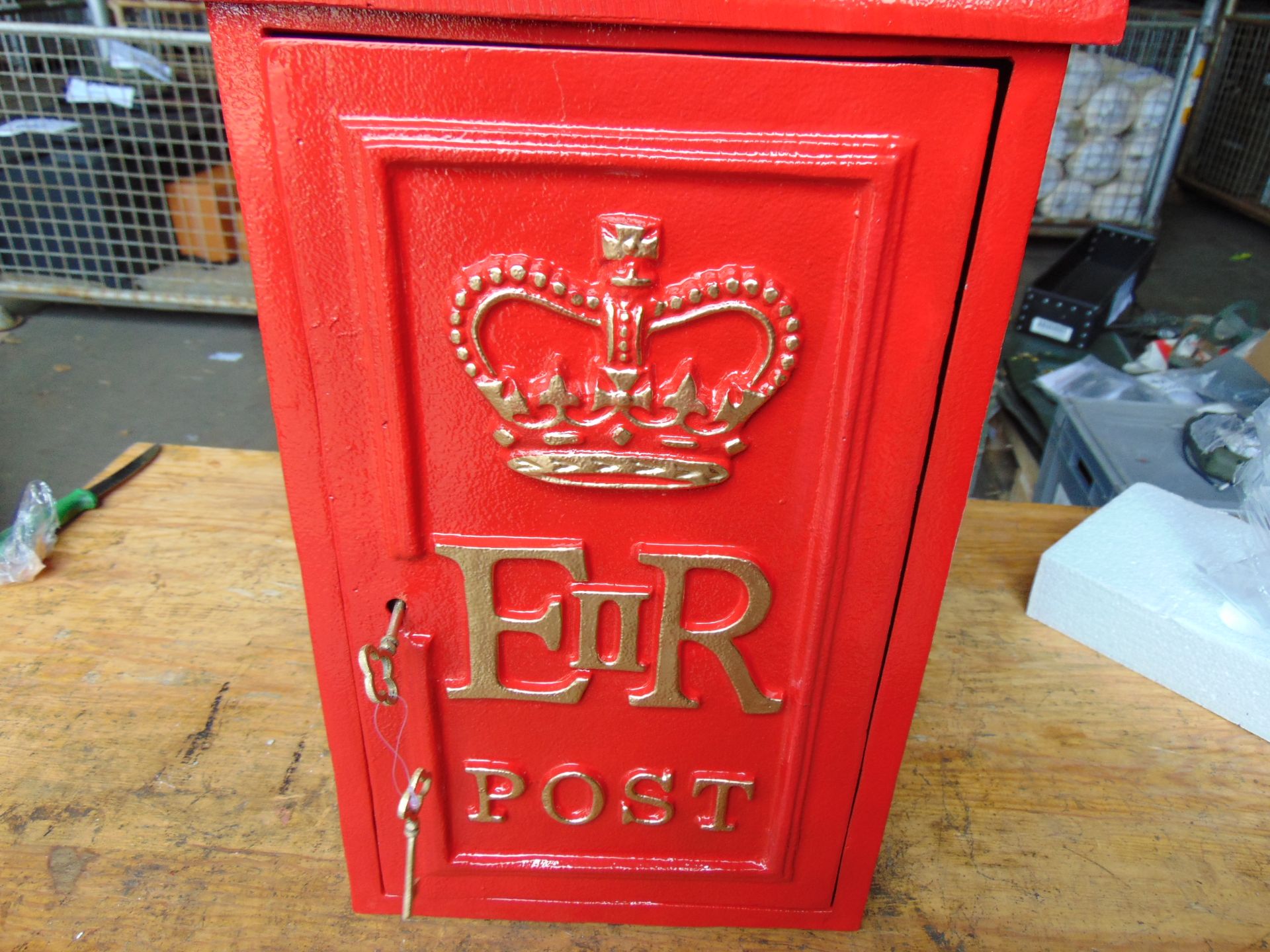 Very Nice New Unused Royal Mail ER Wall Mounted Post Box Top Letter box c/w Keys - Image 4 of 9