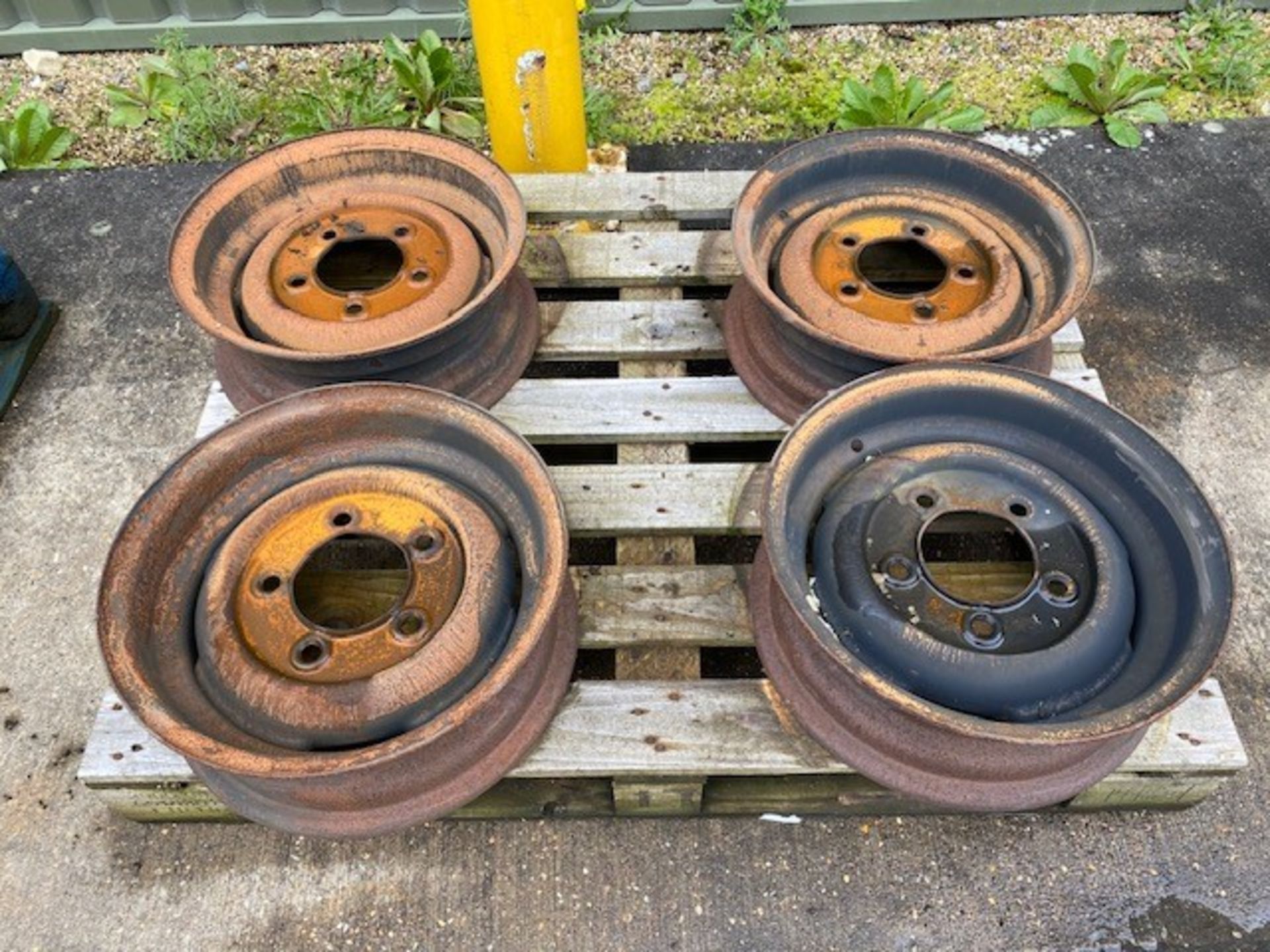 16 inch Land Rover rims x 4 - Image 2 of 5