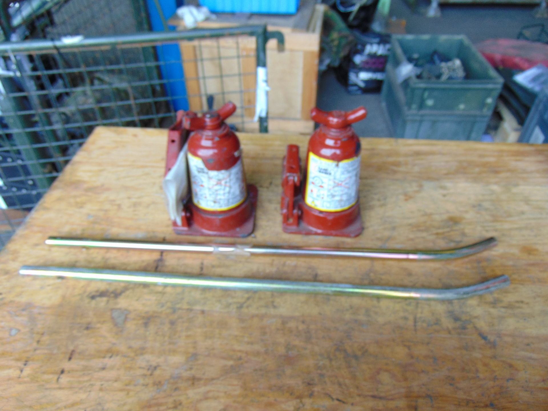 2 x Genuine Hydraulic 2 ton Land Rover Jacks - Image 3 of 5