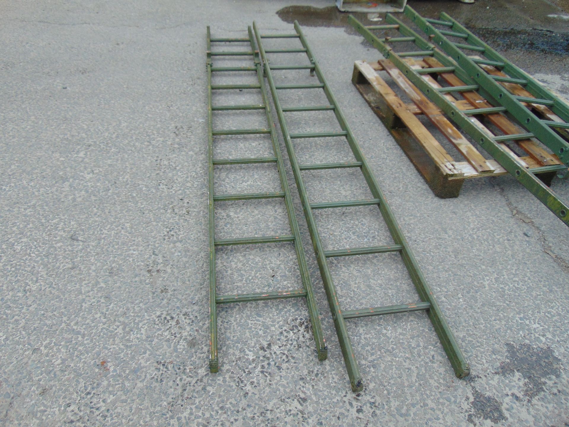 2 x 9ft Vehicle Access Ladder Aluminium - Image 2 of 3