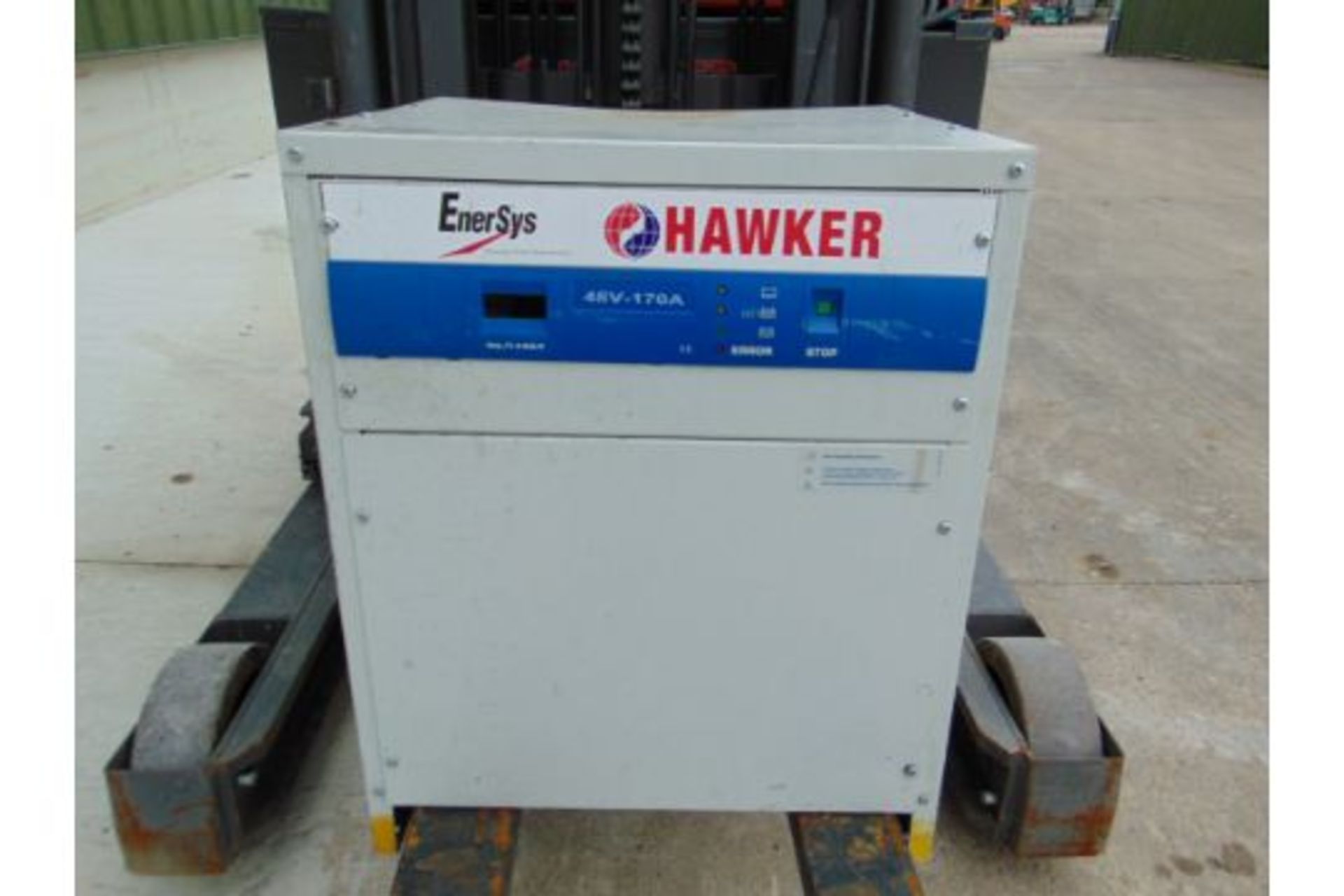 2005 Nissan UNS-200 Electric Reach Fork Lift w/ Battery Charger Unit - Image 27 of 31