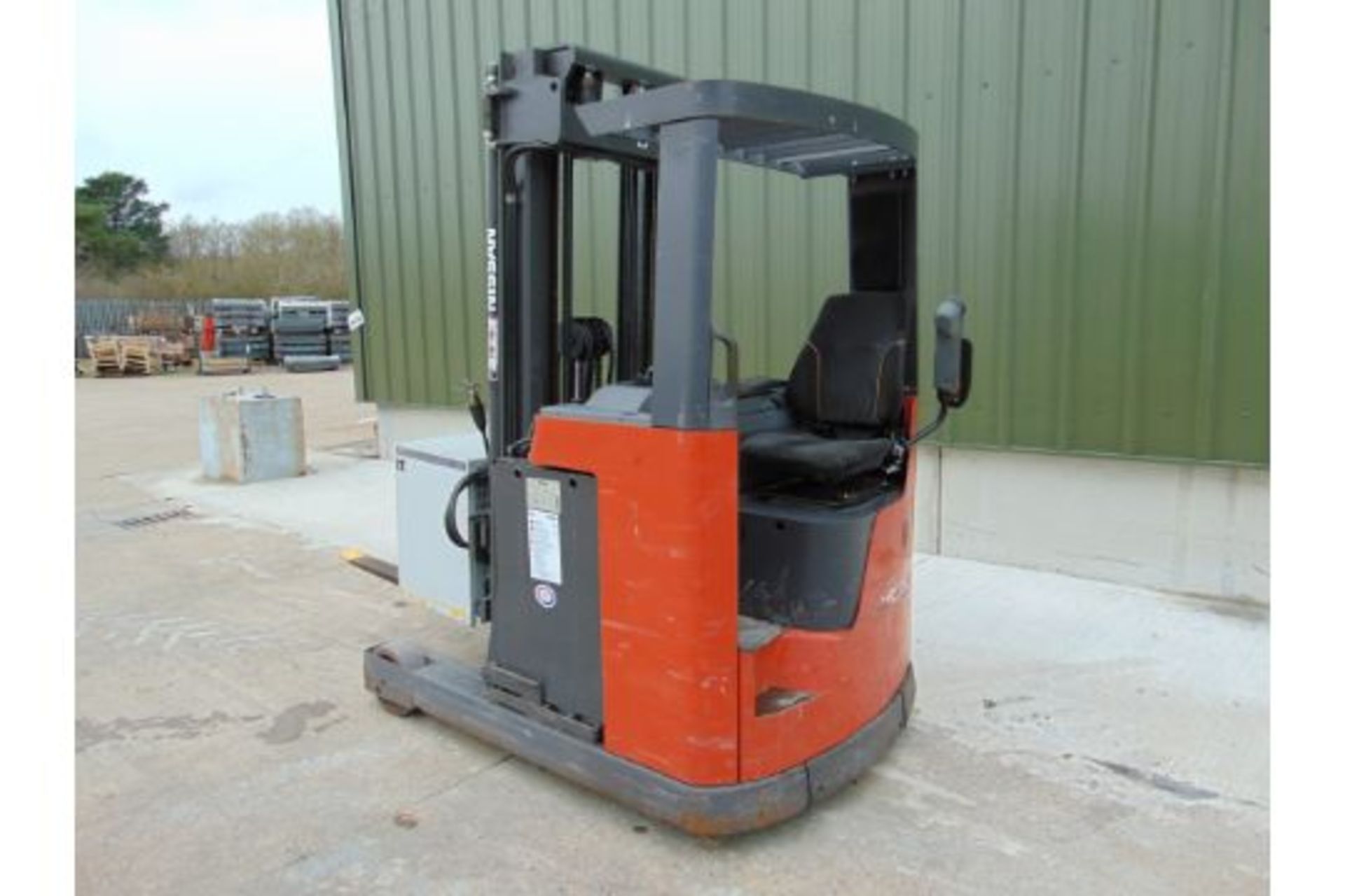 2005 Nissan UNS-200 Electric Reach Fork Lift w/ Battery Charger Unit - Image 5 of 31
