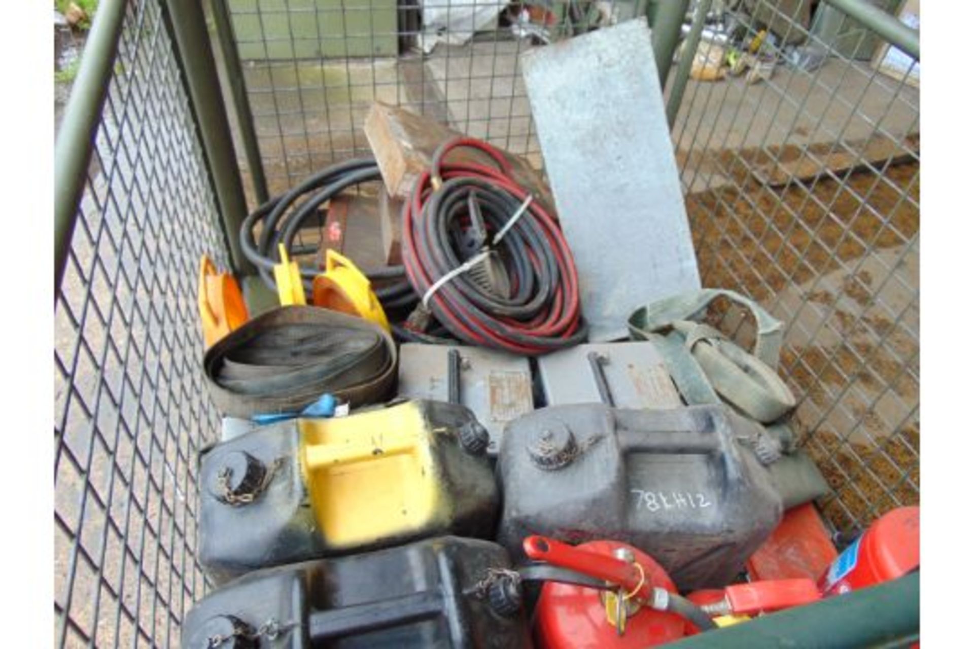 1 x Stillage Air Lines Wheel Chocks, Jerry Cans, Cooking Vessels, Ratchet Straps, Fire Extinguisher - Image 4 of 5