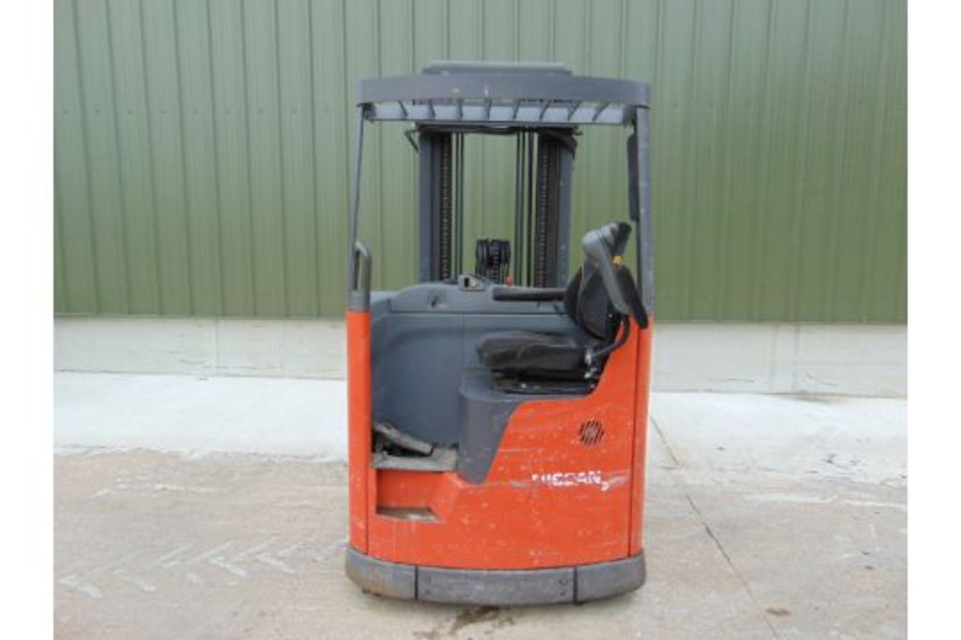 2005 Nissan UNS-200 Electric Reach Fork Lift w/ Battery Charger Unit - Image 7 of 31