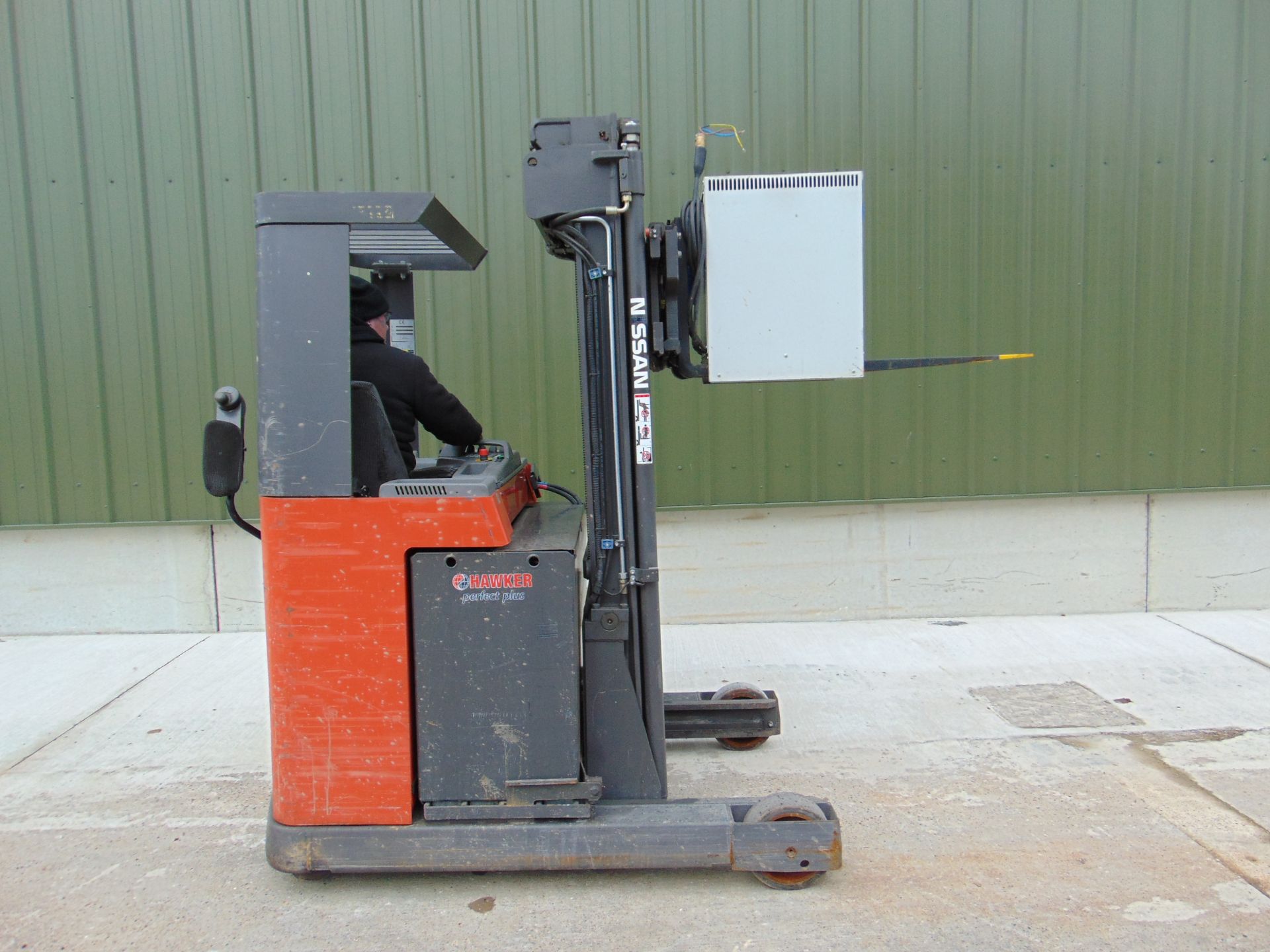 Nissan UNS-200 Electric Reach Fork Lift w/ Battery Charger Unit 2283 hrs - Image 14 of 31