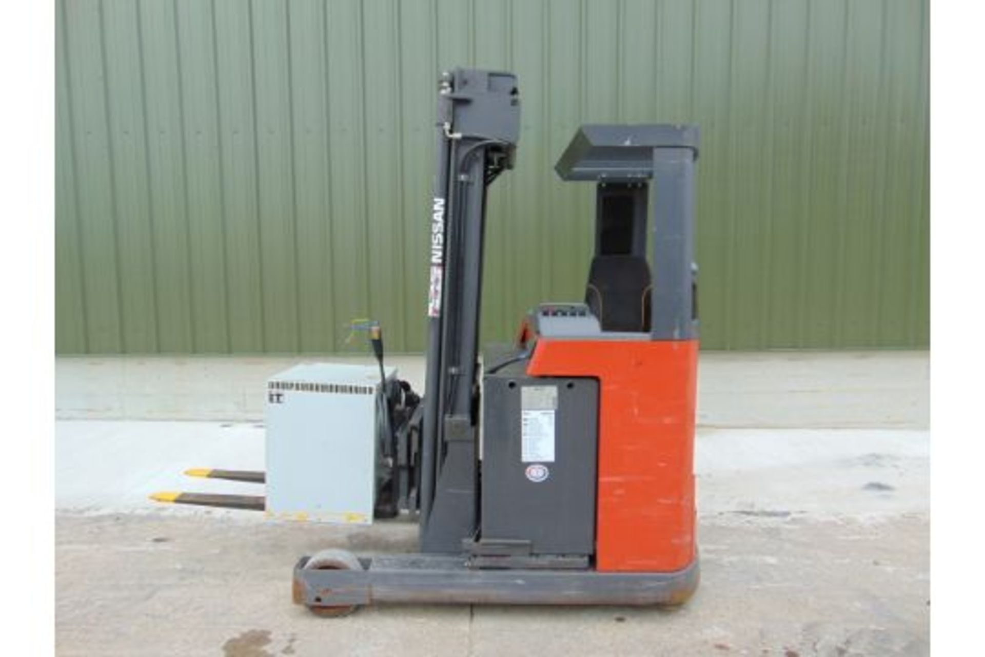 2005 Nissan UNS-200 Electric Reach Fork Lift w/ Battery Charger Unit - Image 2 of 31