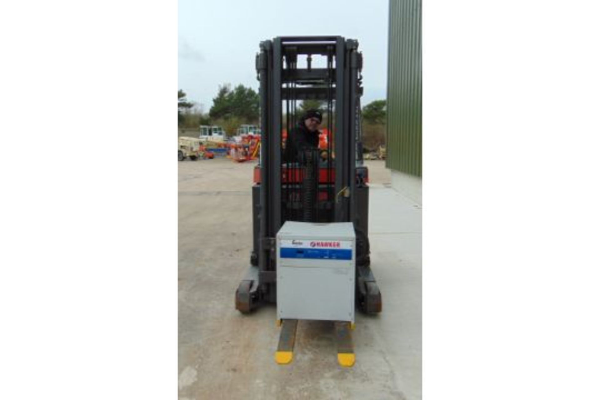 2005 Nissan UNS-200 Electric Reach Fork Lift w/ Battery Charger Unit - Image 11 of 31