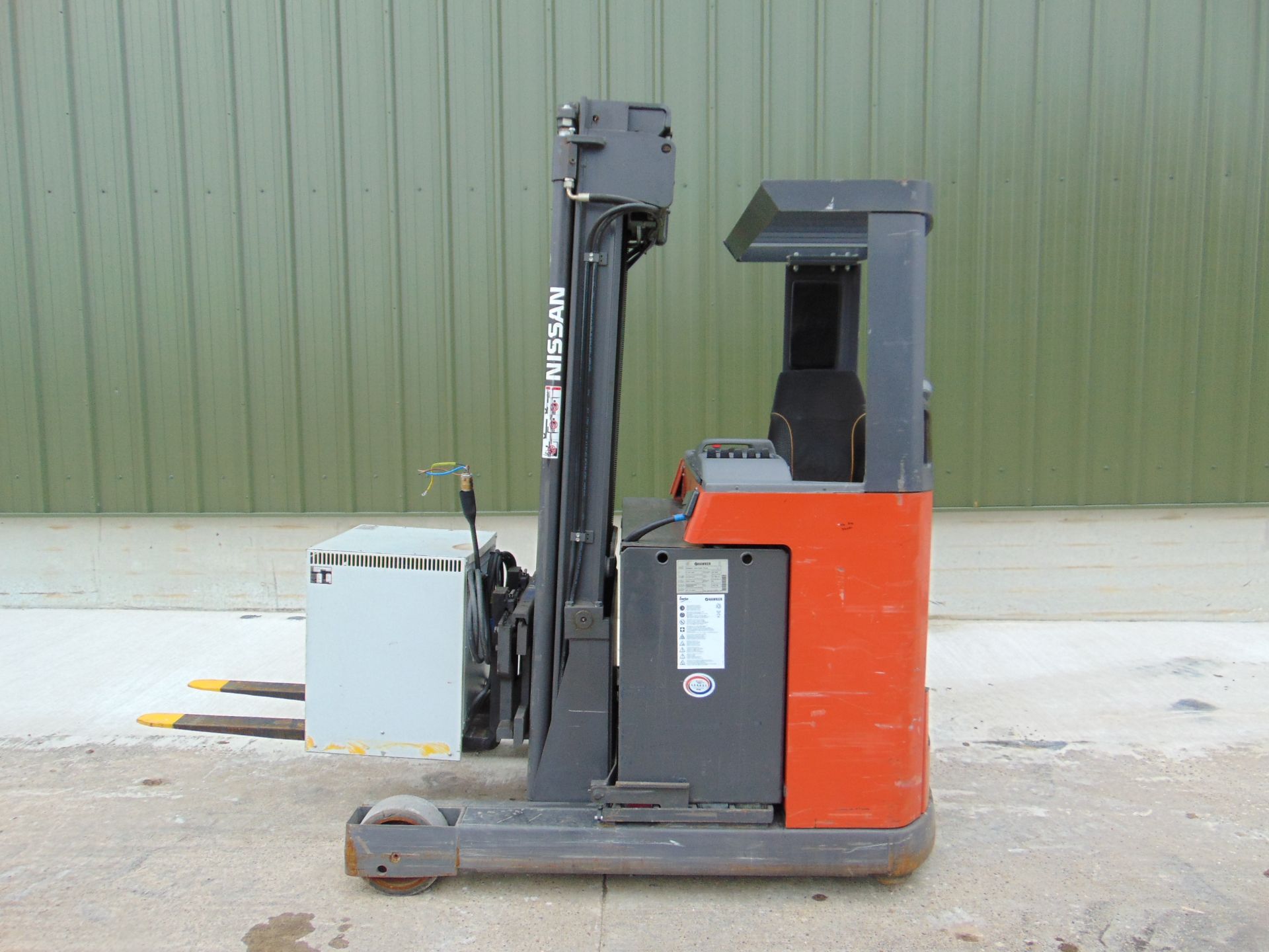 Nissan UNS-200 Electric Reach Fork Lift w/ Battery Charger Unit 2283 hrs - Image 2 of 31