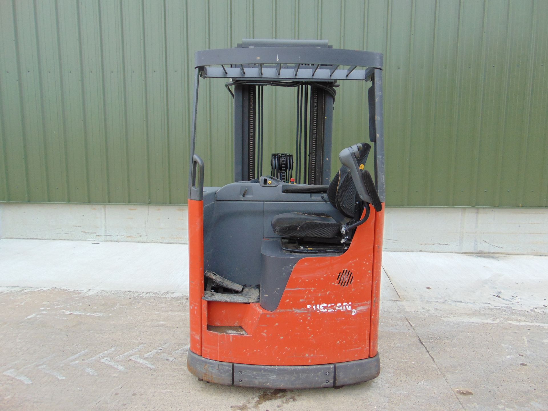 Nissan UNS-200 Electric Reach Fork Lift w/ Battery Charger Unit 2283 hrs - Image 7 of 31