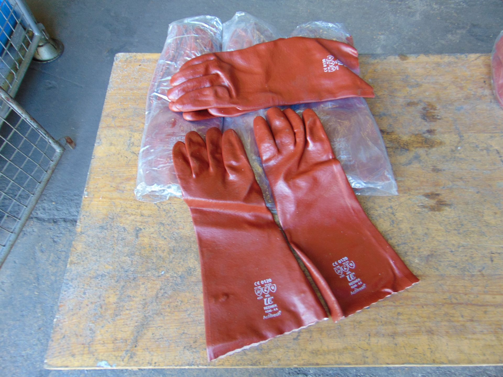 8 x New / Unissued Pairs of Rubberised Gloves - Bild 2 aus 3