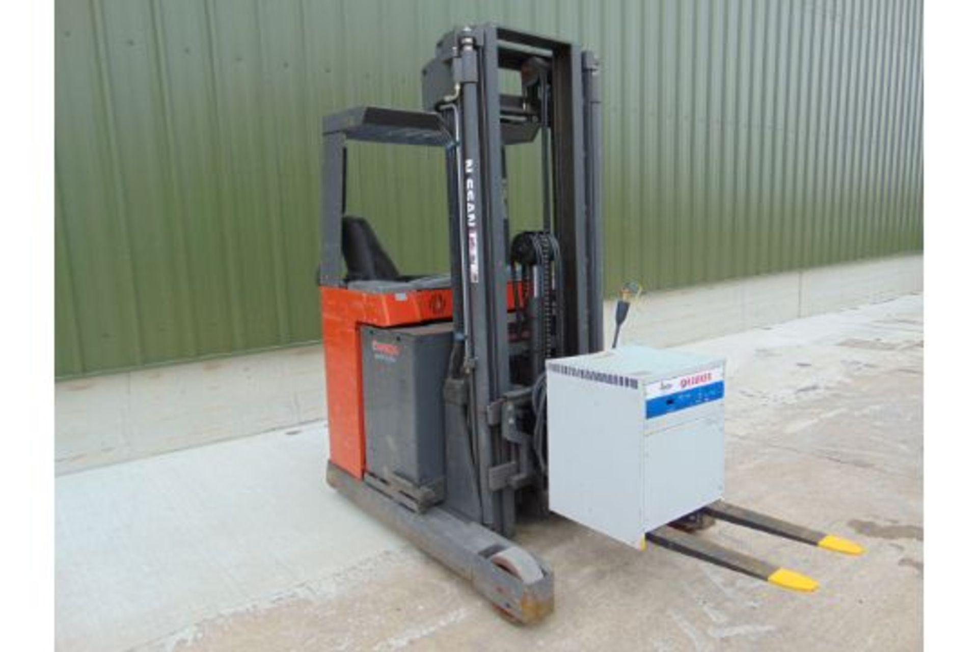 2005 Nissan UNS-200 Electric Reach Fork Lift w/ Battery Charger Unit - Image 18 of 31