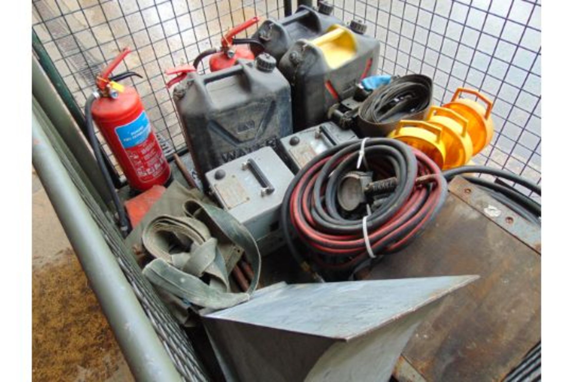 1 x Stillage Air Lines Wheel Chocks, Jerry Cans, Cooking Vessels, Ratchet Straps, Fire Extinguisher - Image 5 of 5