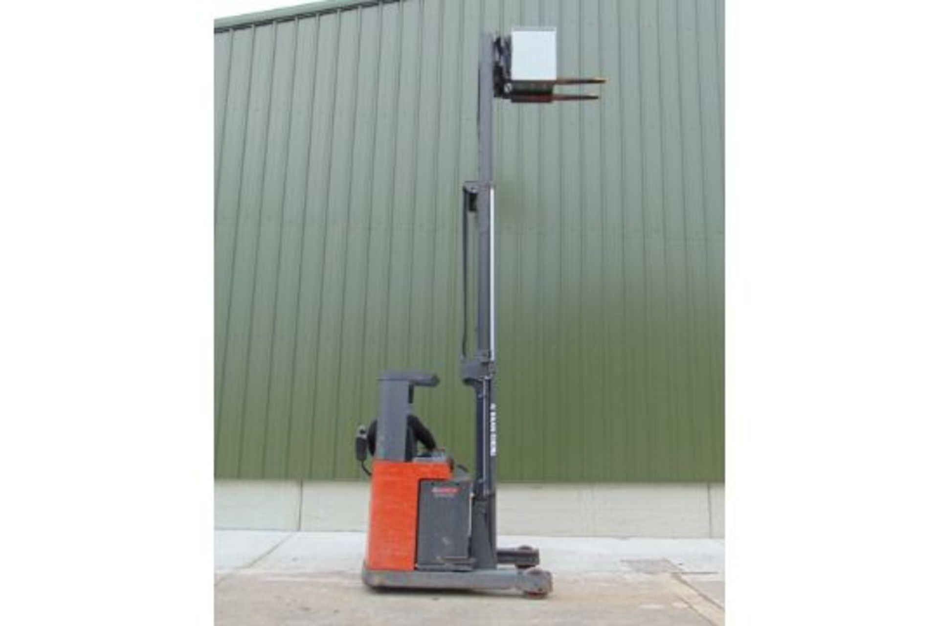 2005 Nissan UNS-200 Electric Reach Fork Lift w/ Battery Charger Unit - Image 15 of 31