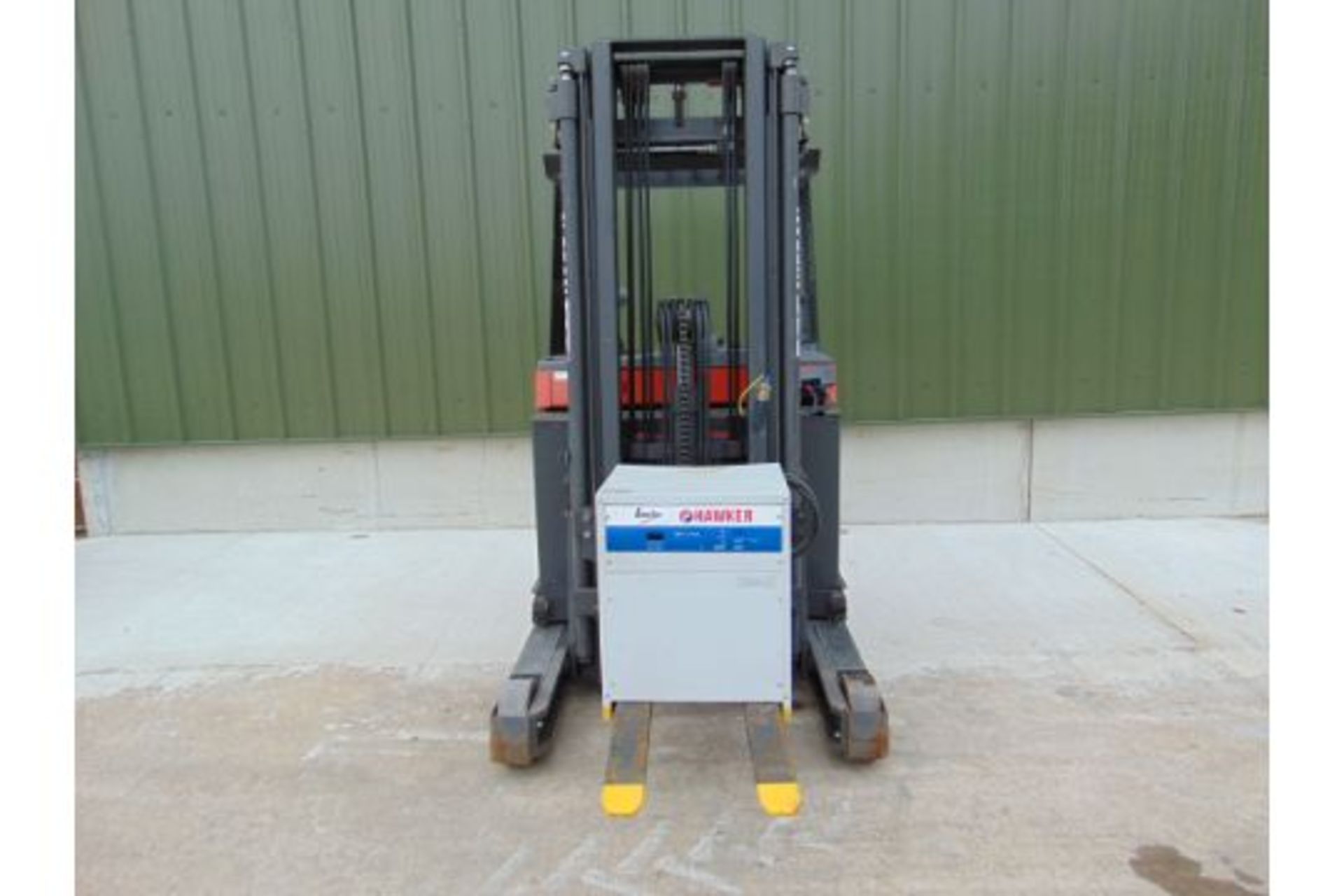 2005 Nissan UNS-200 Electric Reach Fork Lift w/ Battery Charger Unit - Image 8 of 31