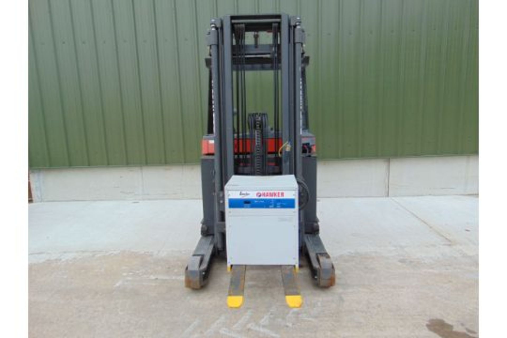 2005 Nissan UNS-200 Electric Reach Fork Lift w/ Battery Charger Unit - Bild 8 aus 31