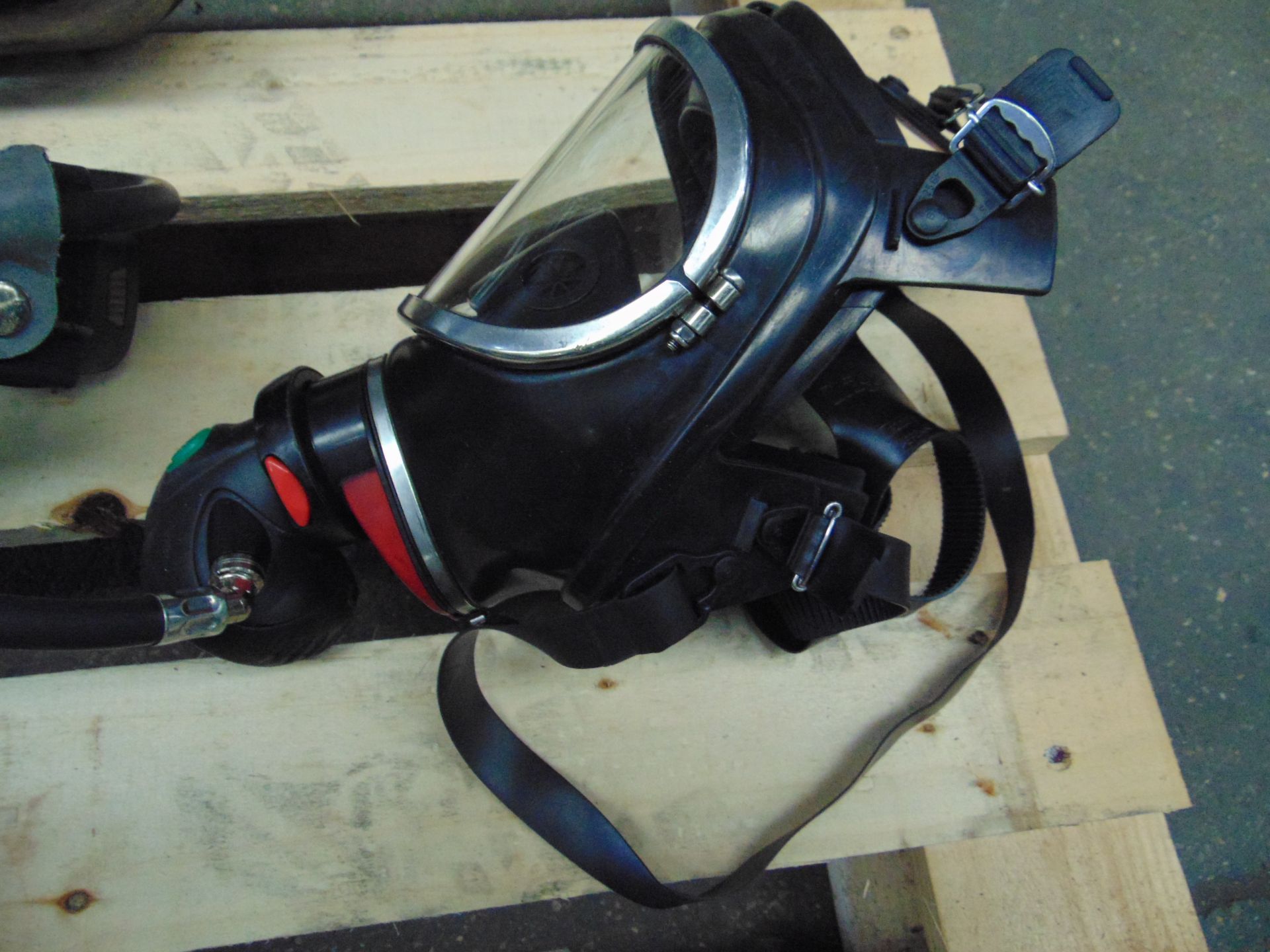 Drager PSS 7000 Self Contained Breathing Apparatus w/ 2 x Drager 300 Bar Air Cylinders - Image 7 of 17